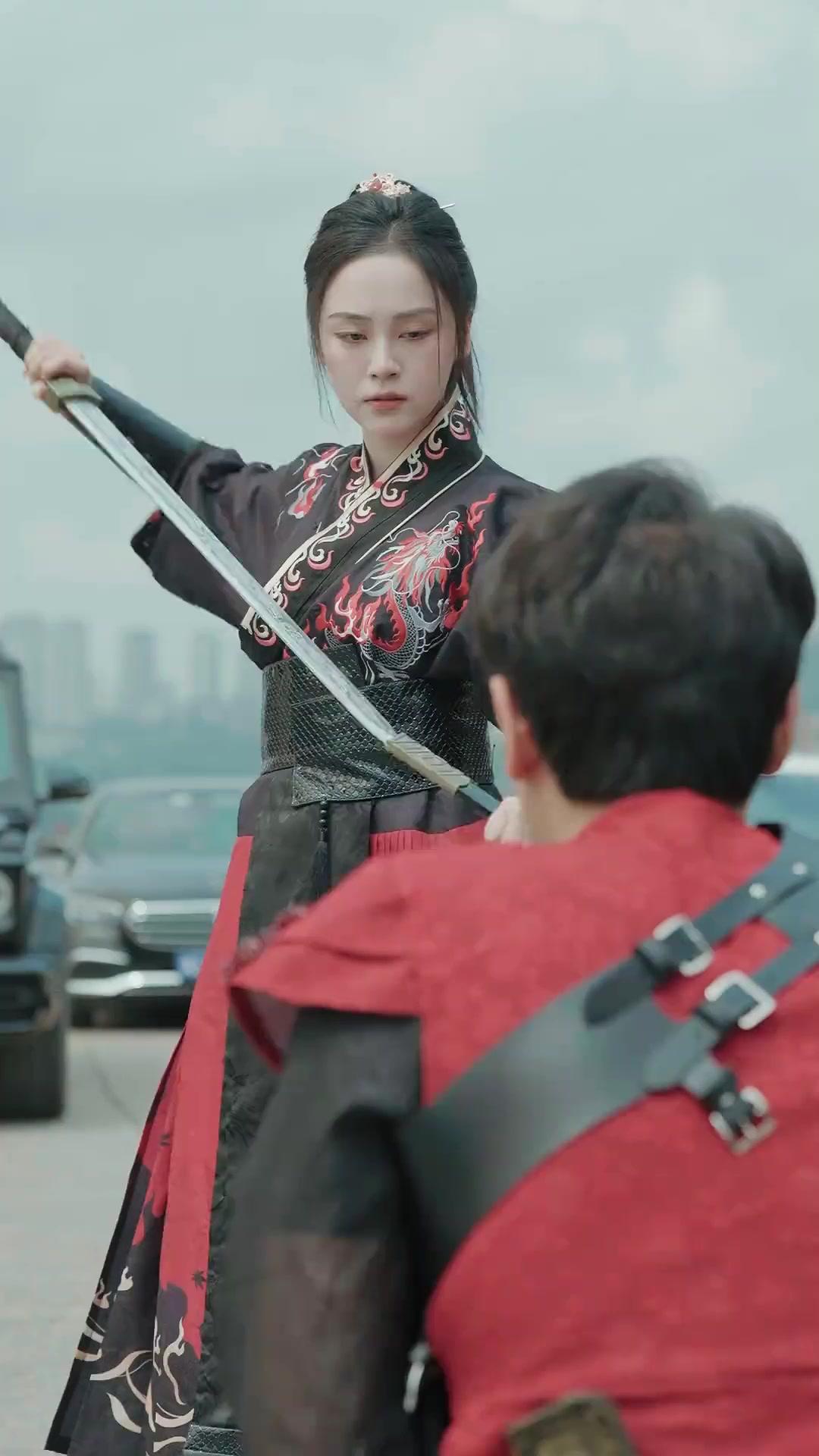 เทพประมุขคืนถิ่น พร้อมชายาสามคน