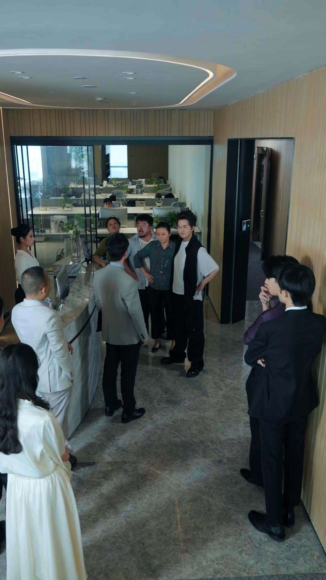 Phoenix Man vs. Billionaire Queen: Downfall