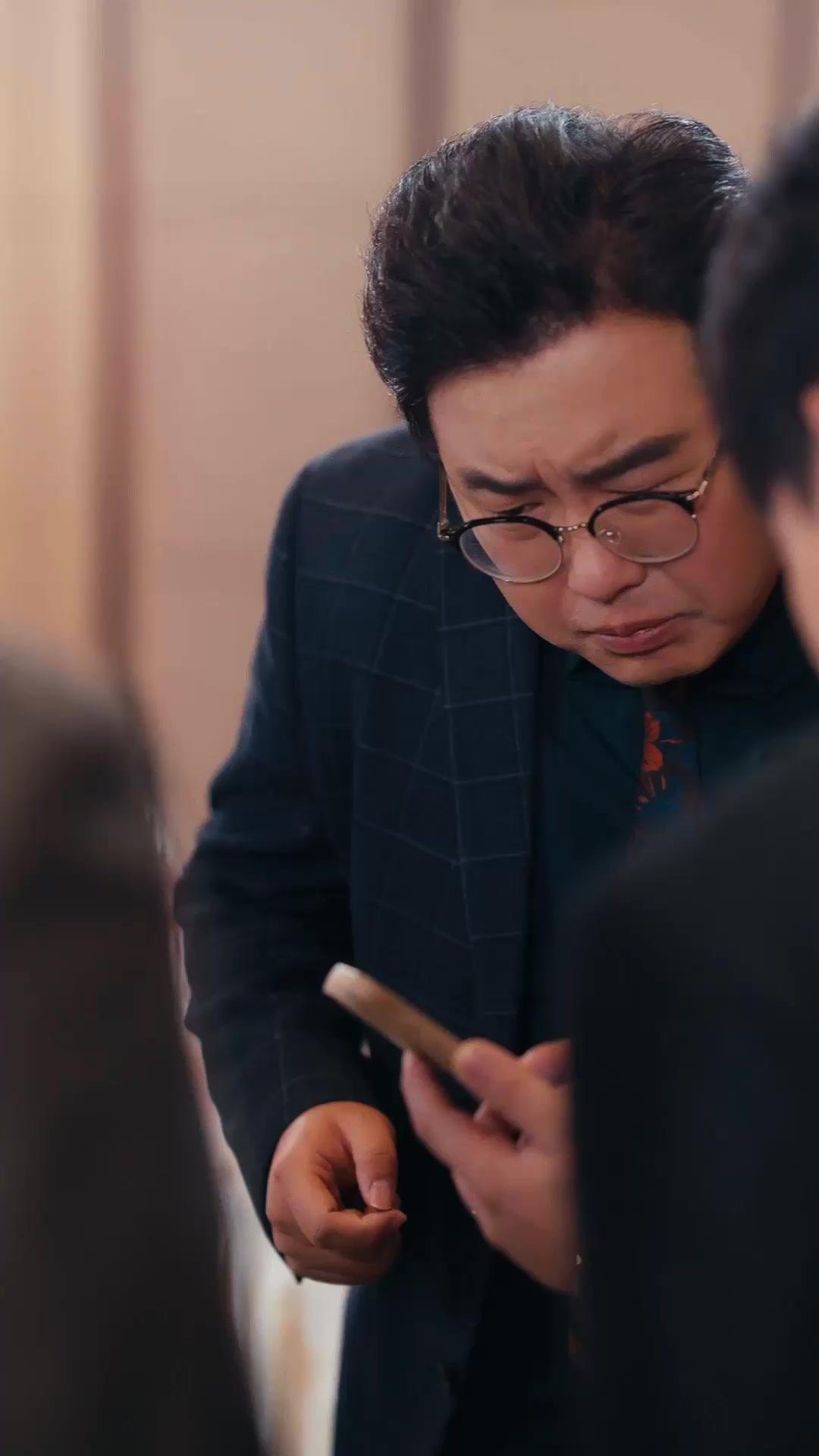 我爸去當保全，撿回一個總裁媽