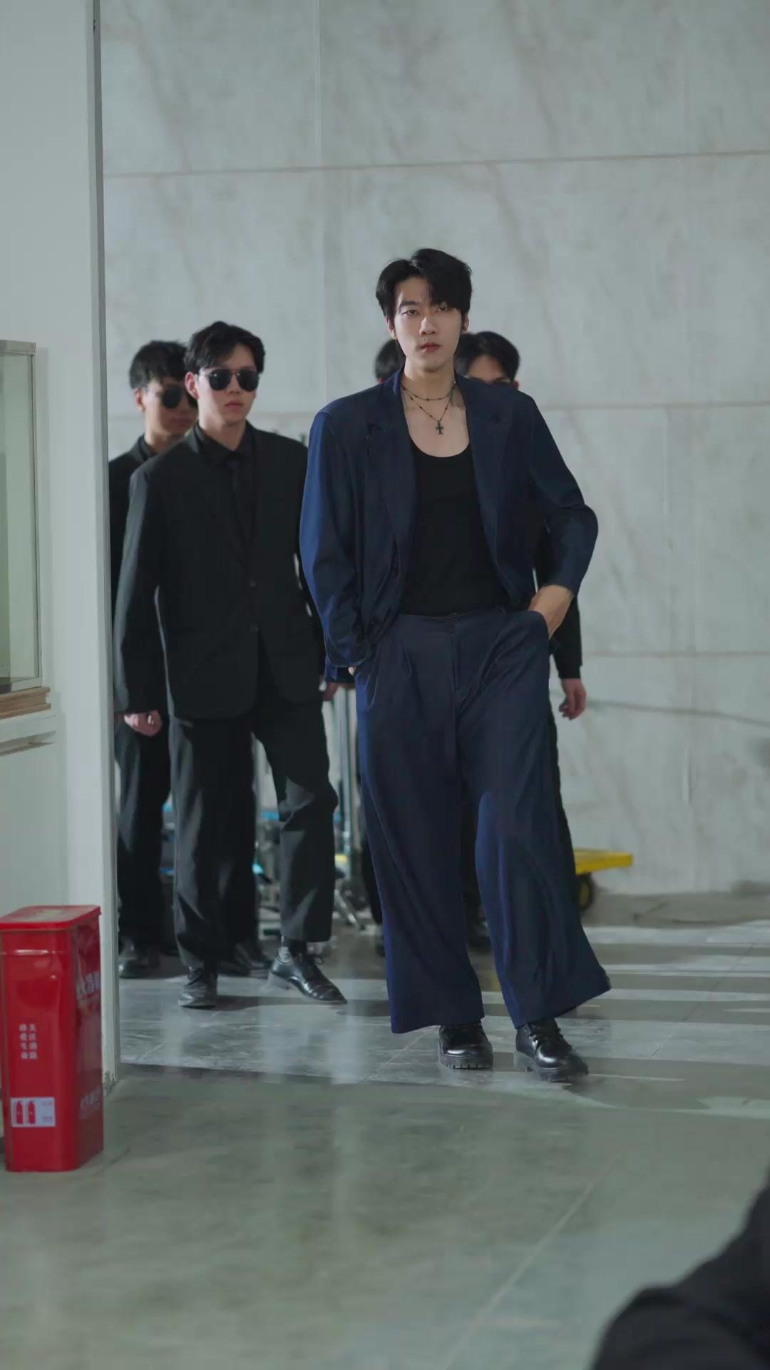 LE LOUP BAISE SES ESCARPINS