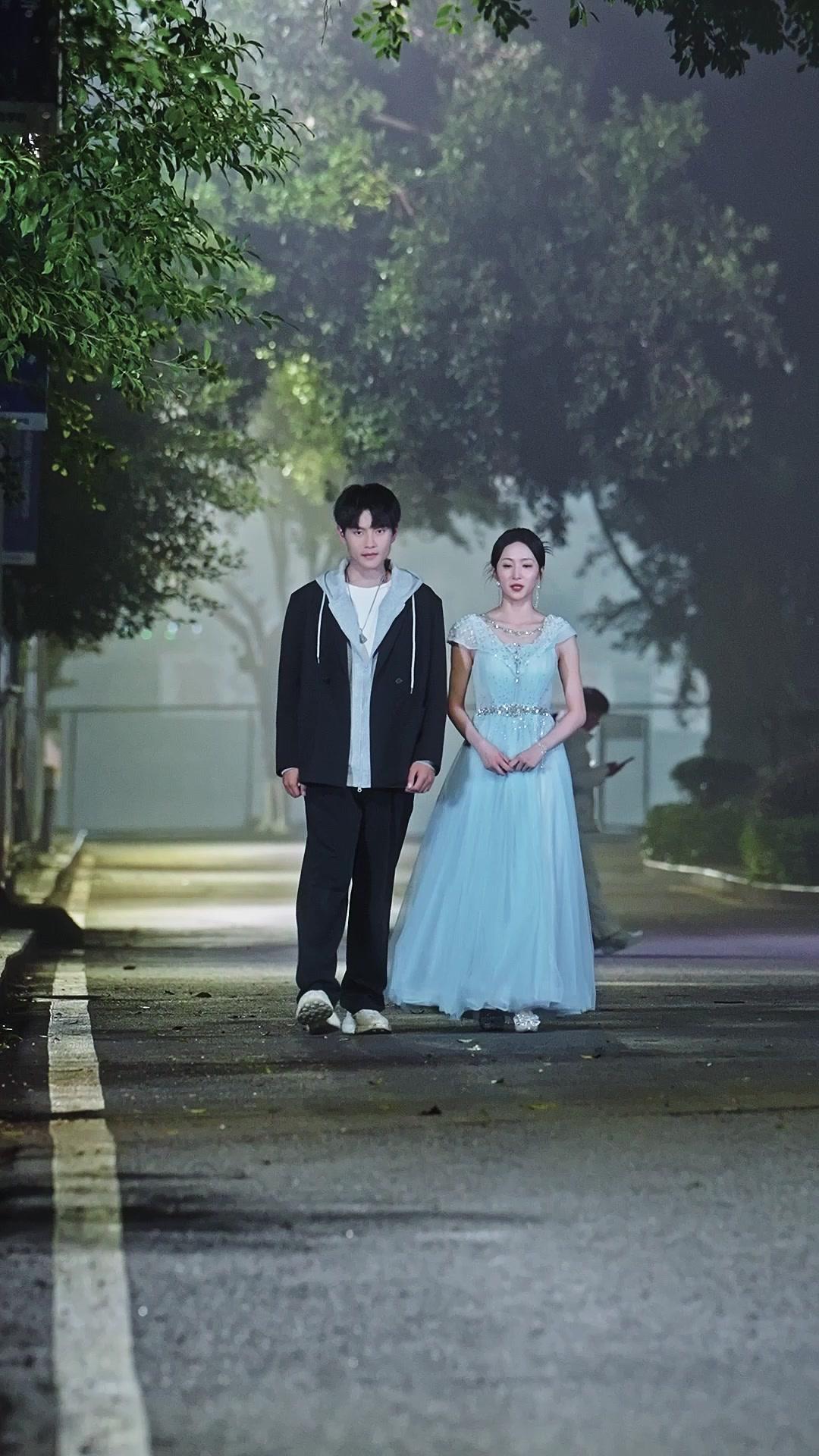 Campus Queen Falls for Me After My First Love Betrayed Me