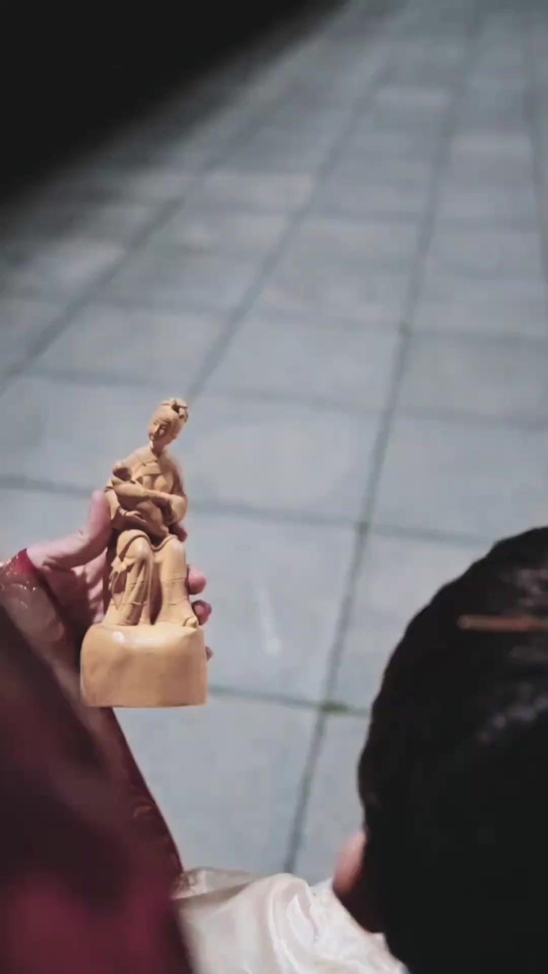 Ibuku dayang, Aku Kaisar