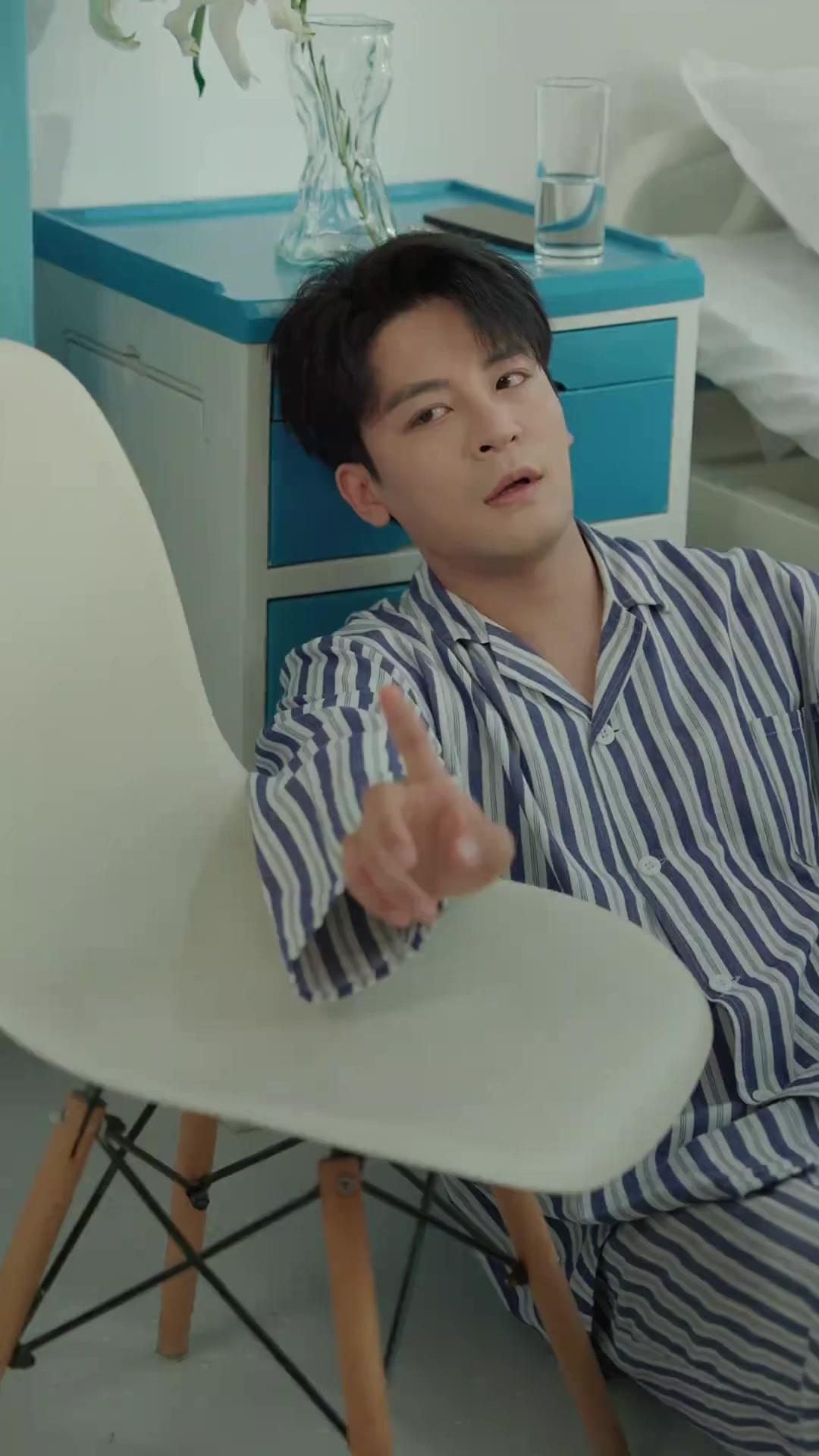 Jurang Antara Cermin Yang Pecah