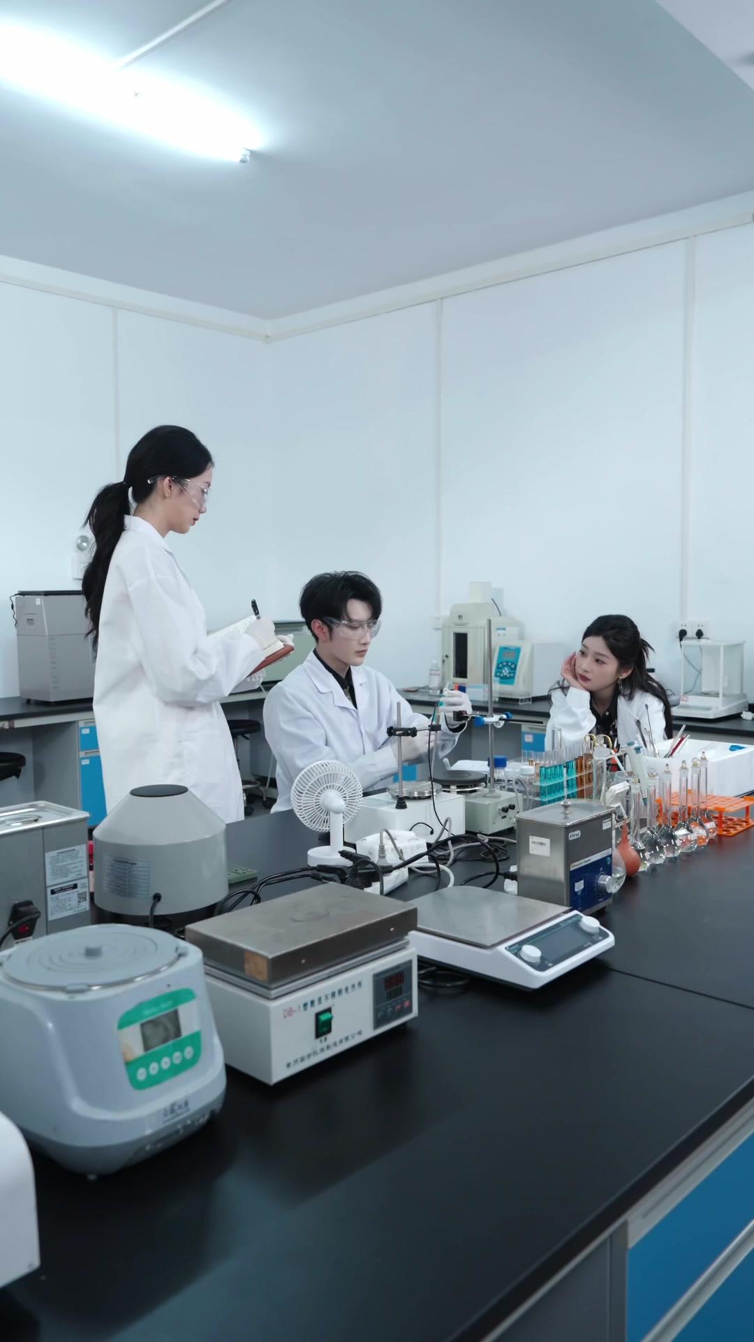 MARIAGE ÉCLAIR : LA PRINCESSE DU MILIEU