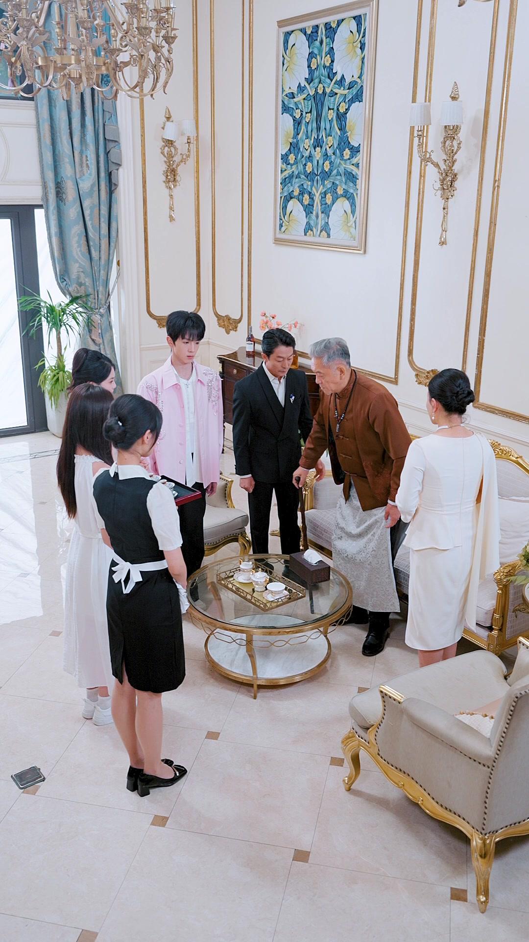 Dia Memegang Naskah Penjahat