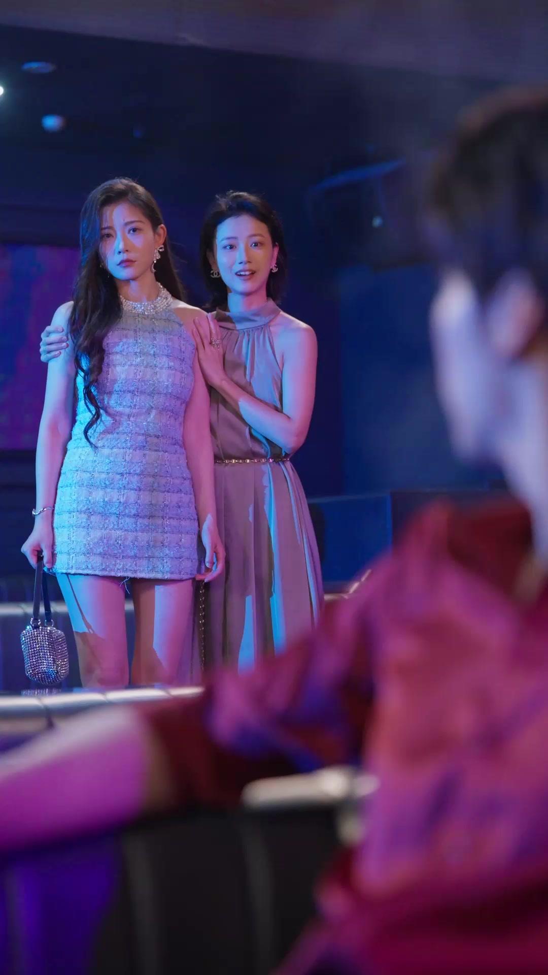 LE LOUP BAISE SES ESCARPINS