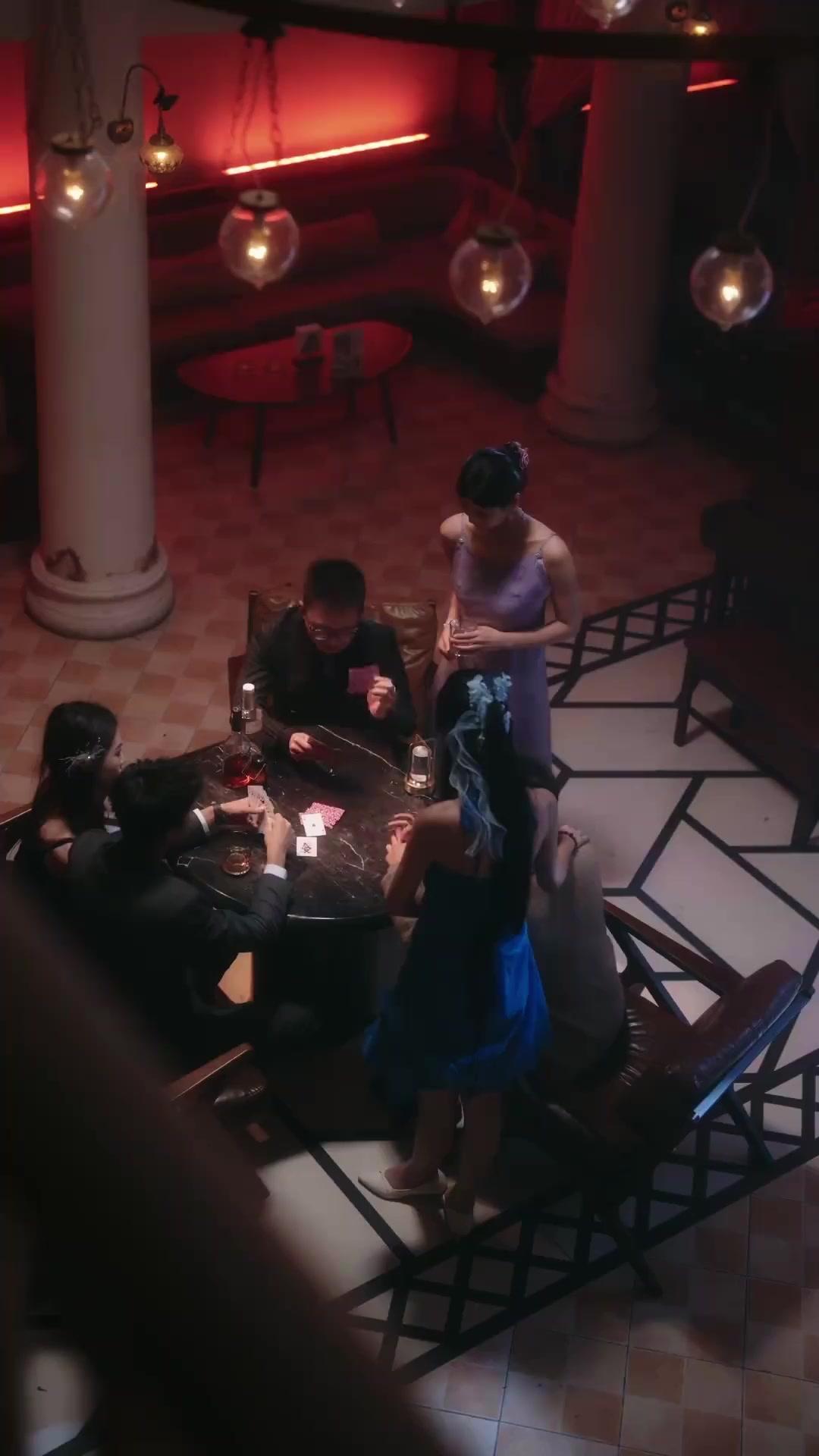 DERRIÈRE SA DOUCEUR, UN MARI POSSESSIF