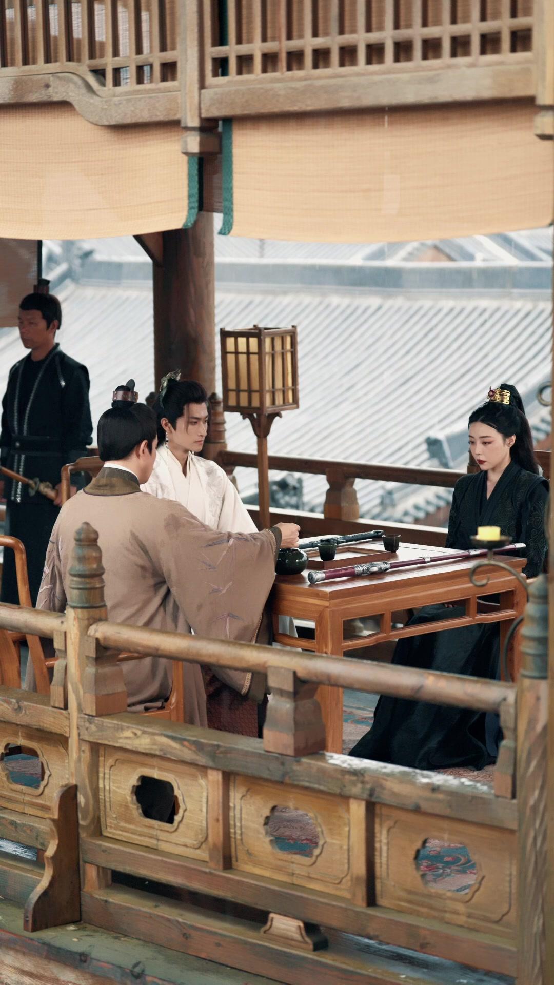 แปดปีใต้เงาสวรรค์