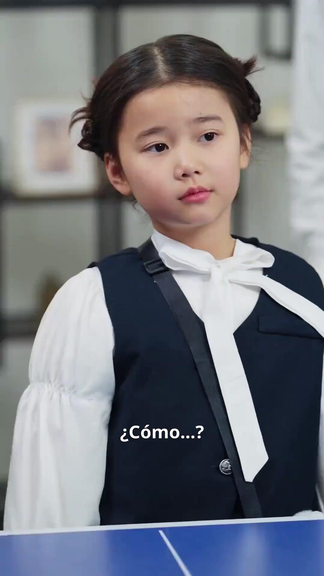 (Doblado) Reina chiquita del tenis de mesa