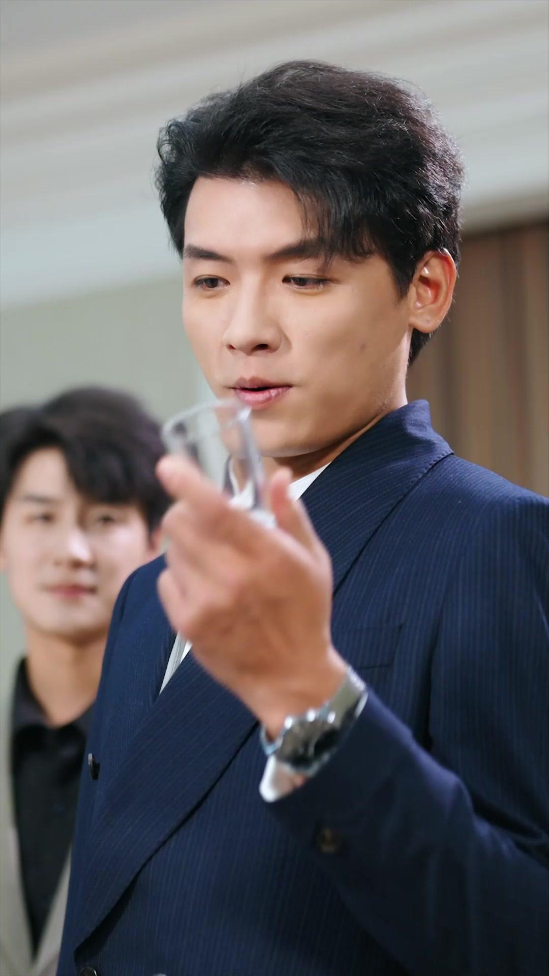  ملكة جمال الجامعة تقع في حب سباك