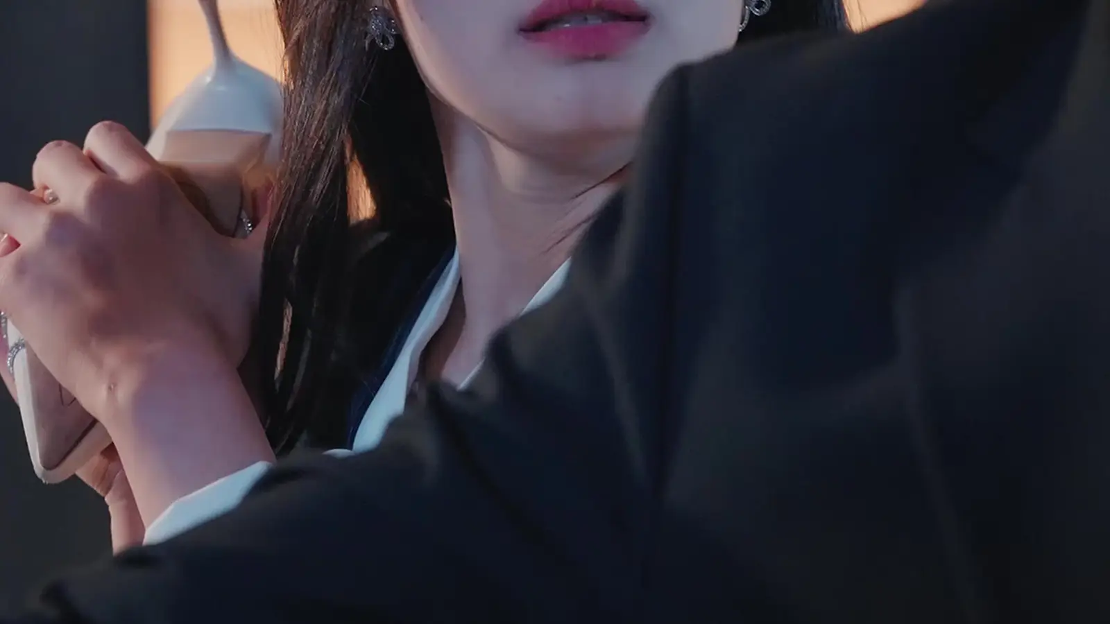 หัวใจถูกรุกล้ำ เมื่อจ้าวเหยียนปกป้องฉินเสวี่ยในคืนที่มืดมิด