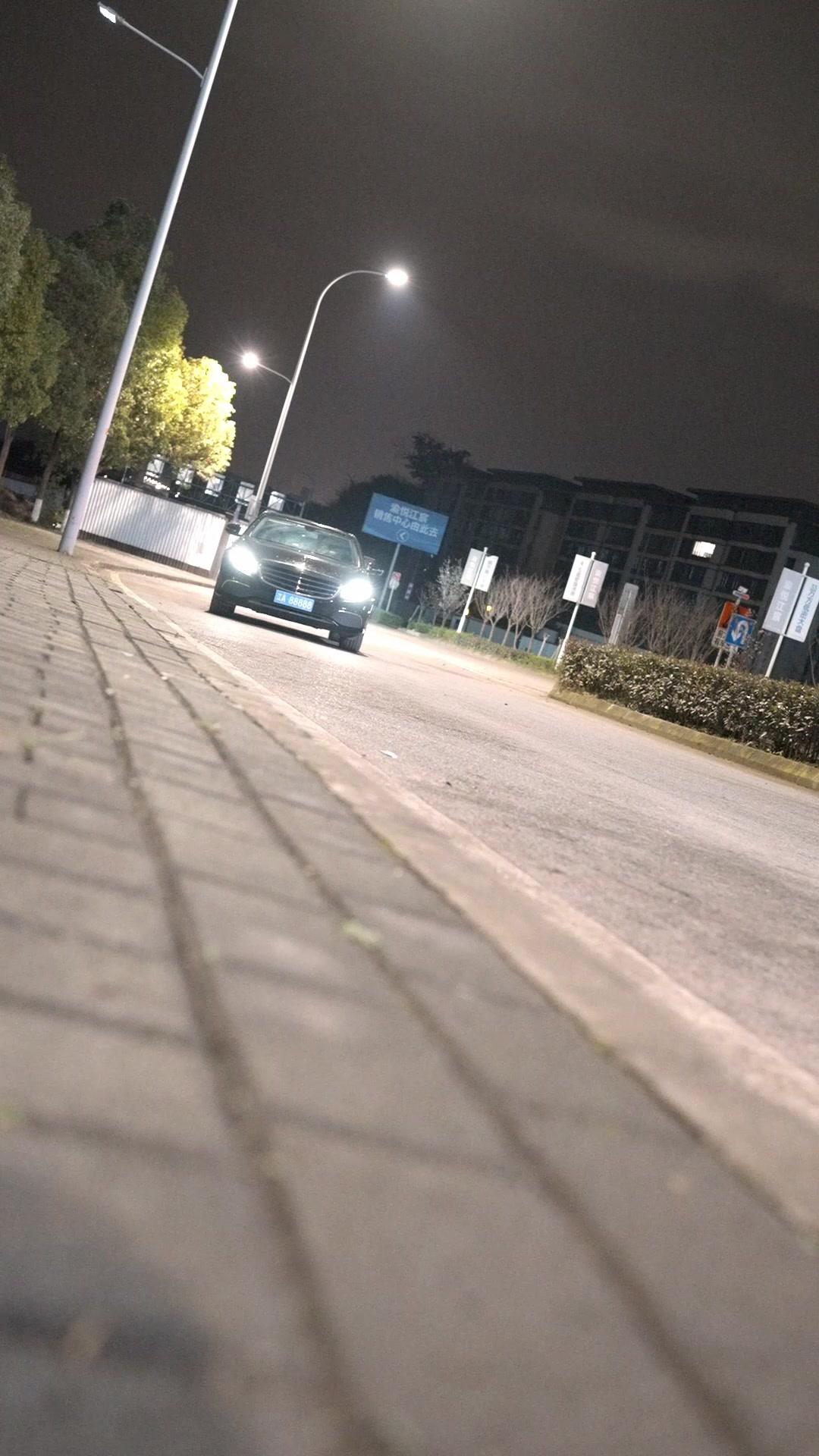 Las estrellas brillan en el cielo