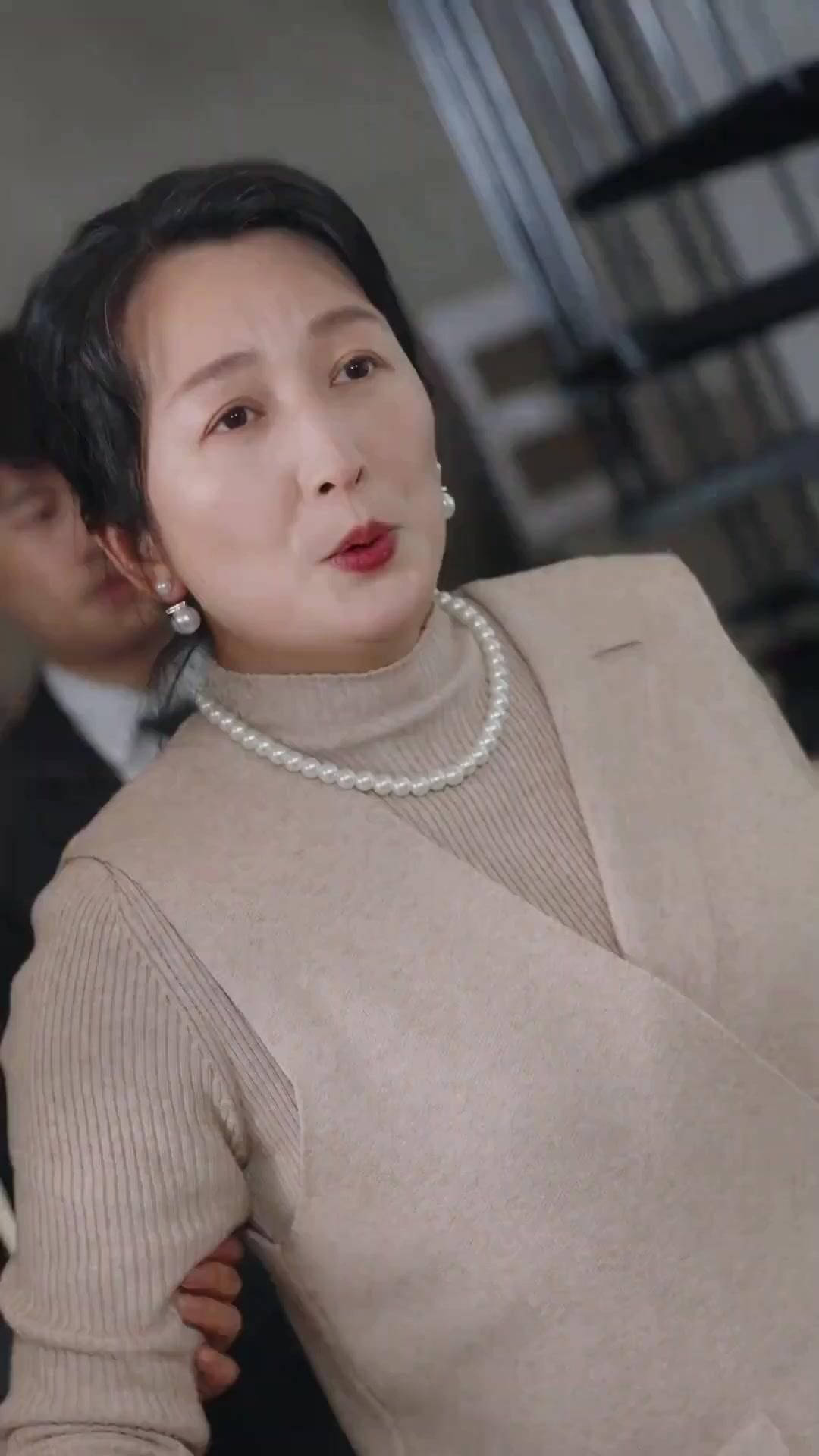 (พากย์เสียง) คิดว่าไม่หรูหรา