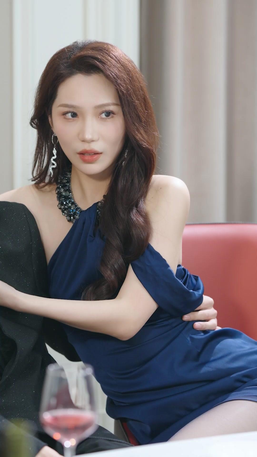  ملكة جمال الجامعة تقع في حب سباك