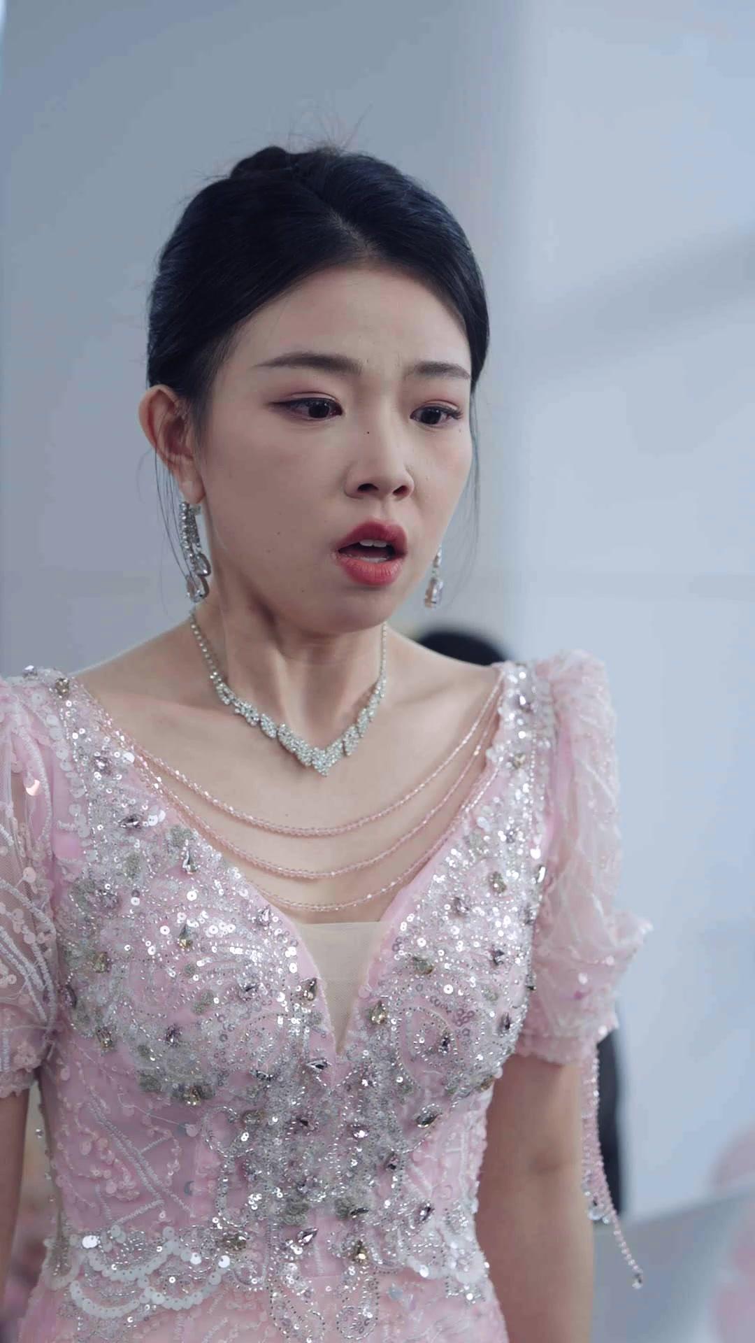 Wanita Misterius Bertopeng