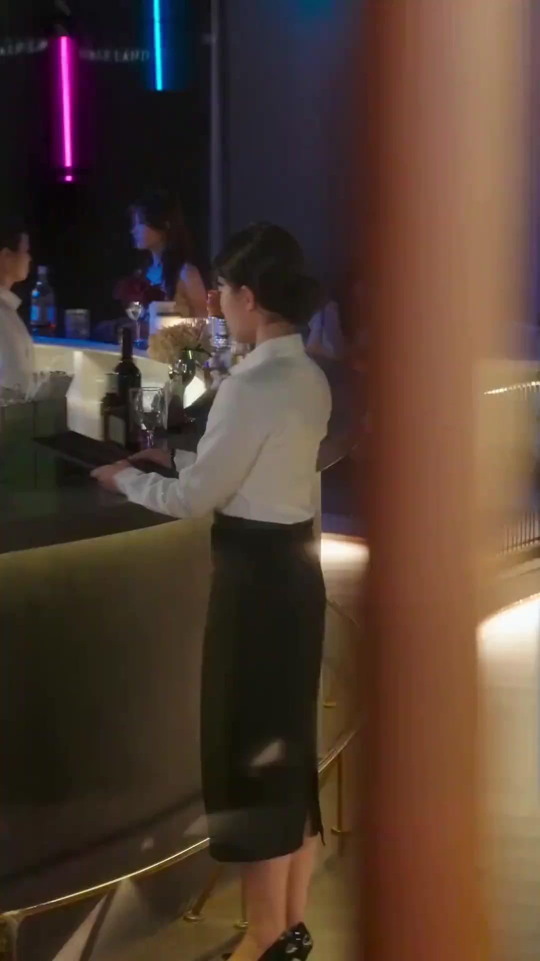 도망가려는 계약 여친 붙잡기