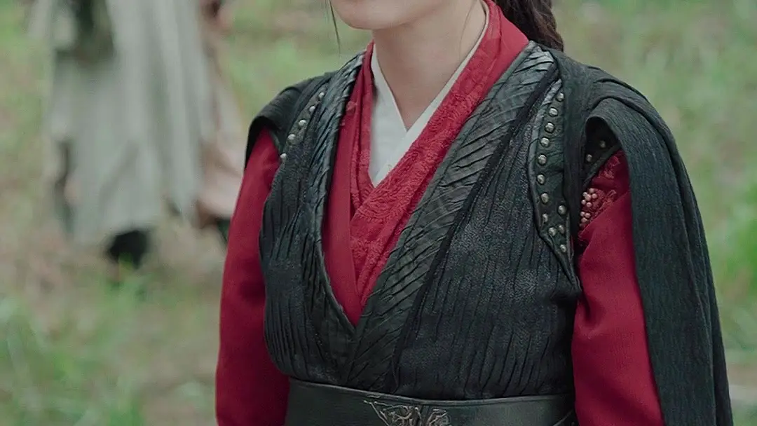 The Confrontation Between the Crimson-Cloaked Female Warrior and the Azure-Robed Gentleman: A Verbal Duel Amidst Undercurrents of the Martial World