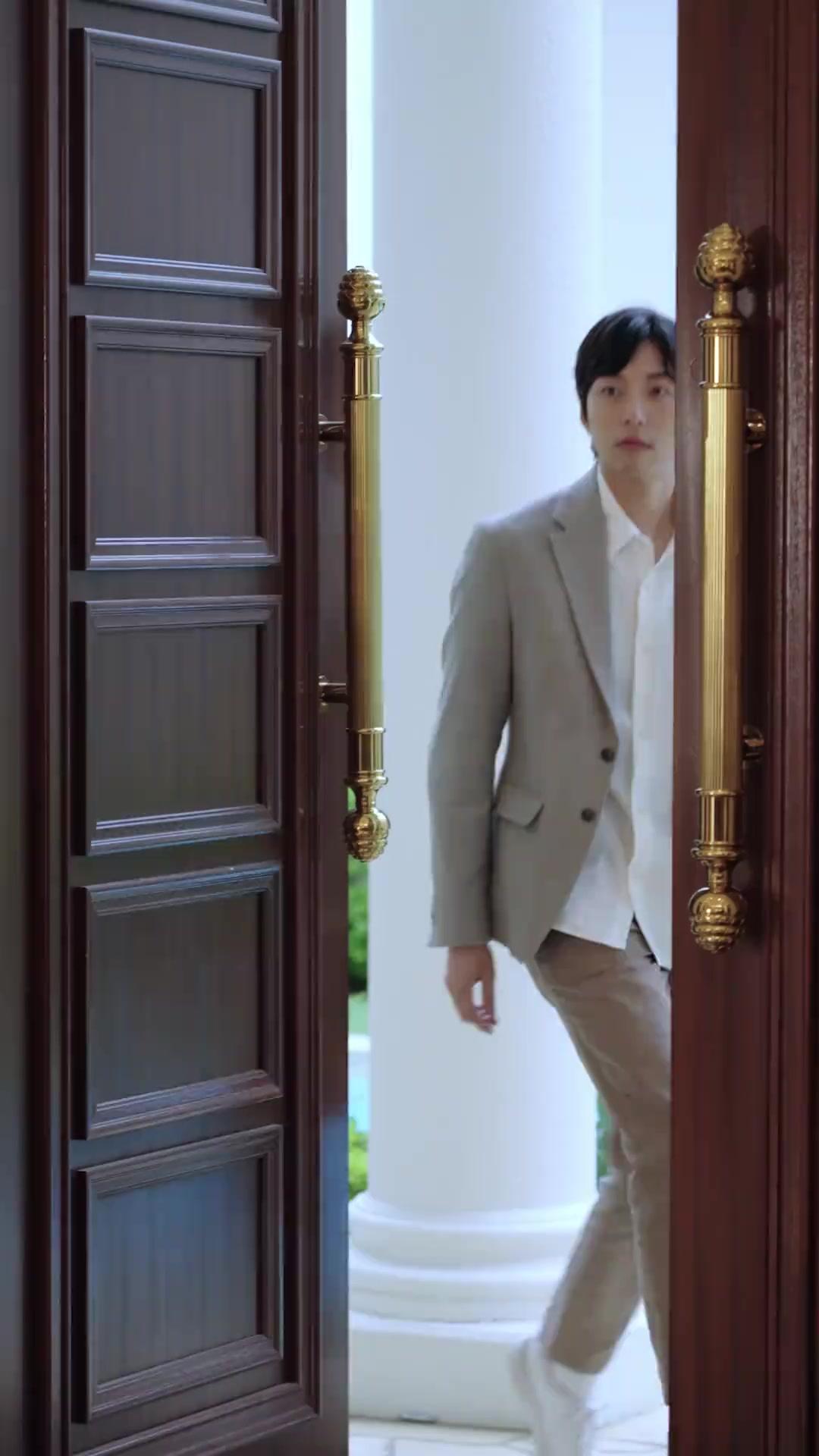 (Dubbed)His Mother? The CEO's mistress?