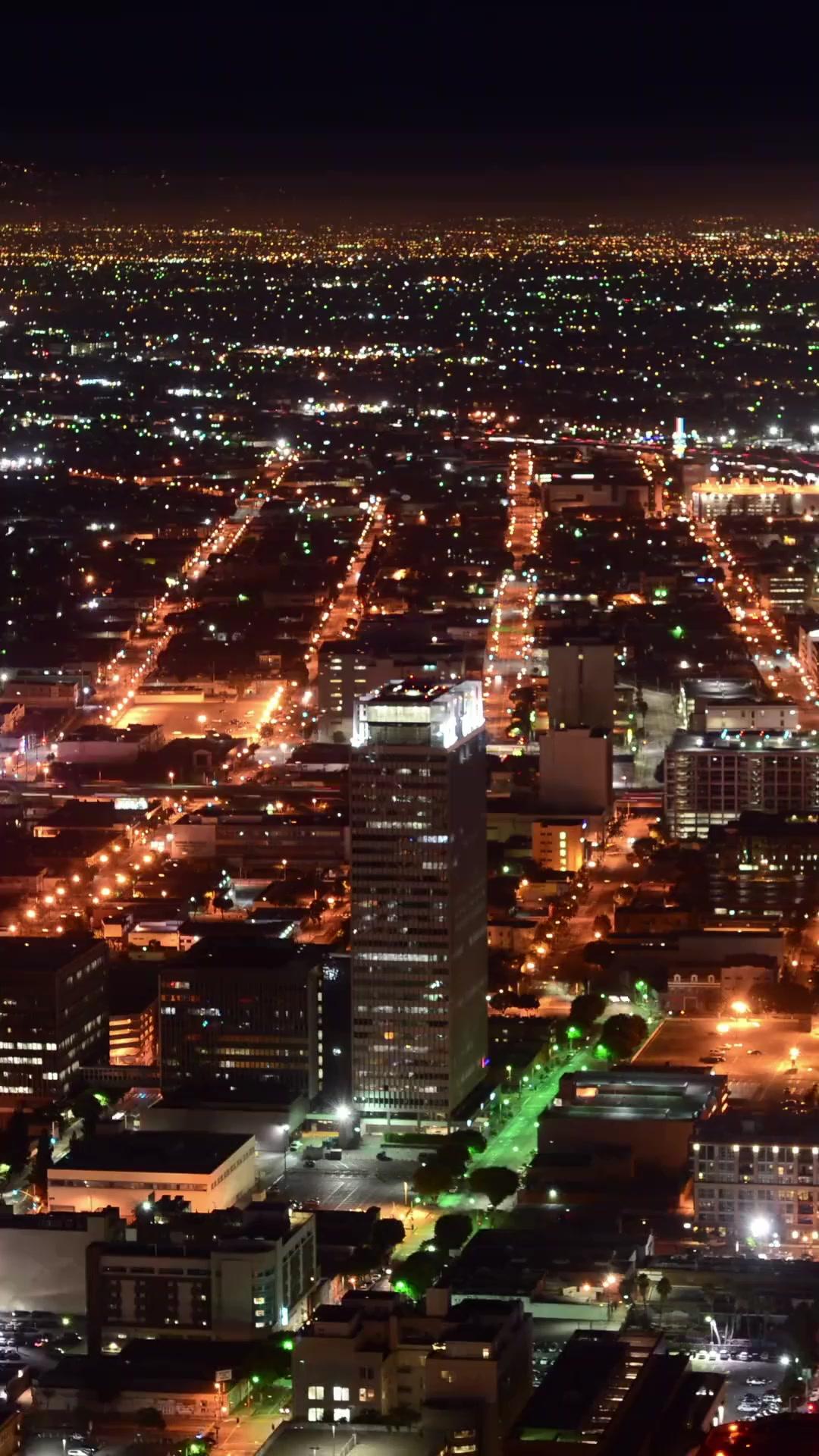 Dia Datang Dari Kegelapan