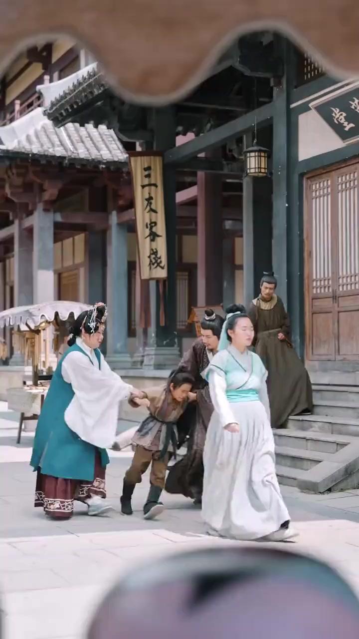 (مدبلج) حين تتساقط أزهار الكمثرى