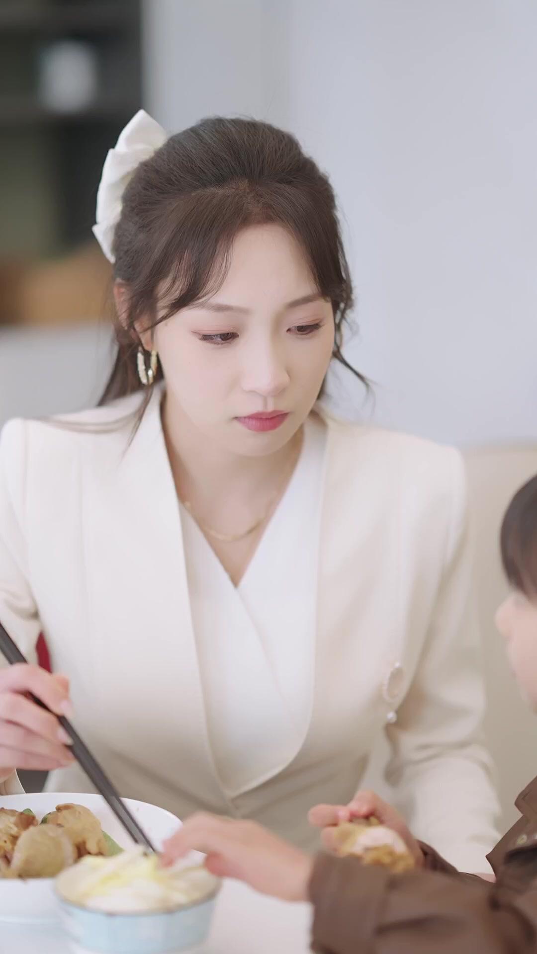 Rahasia Masa Lalu, Cinta dan Balas Dendam