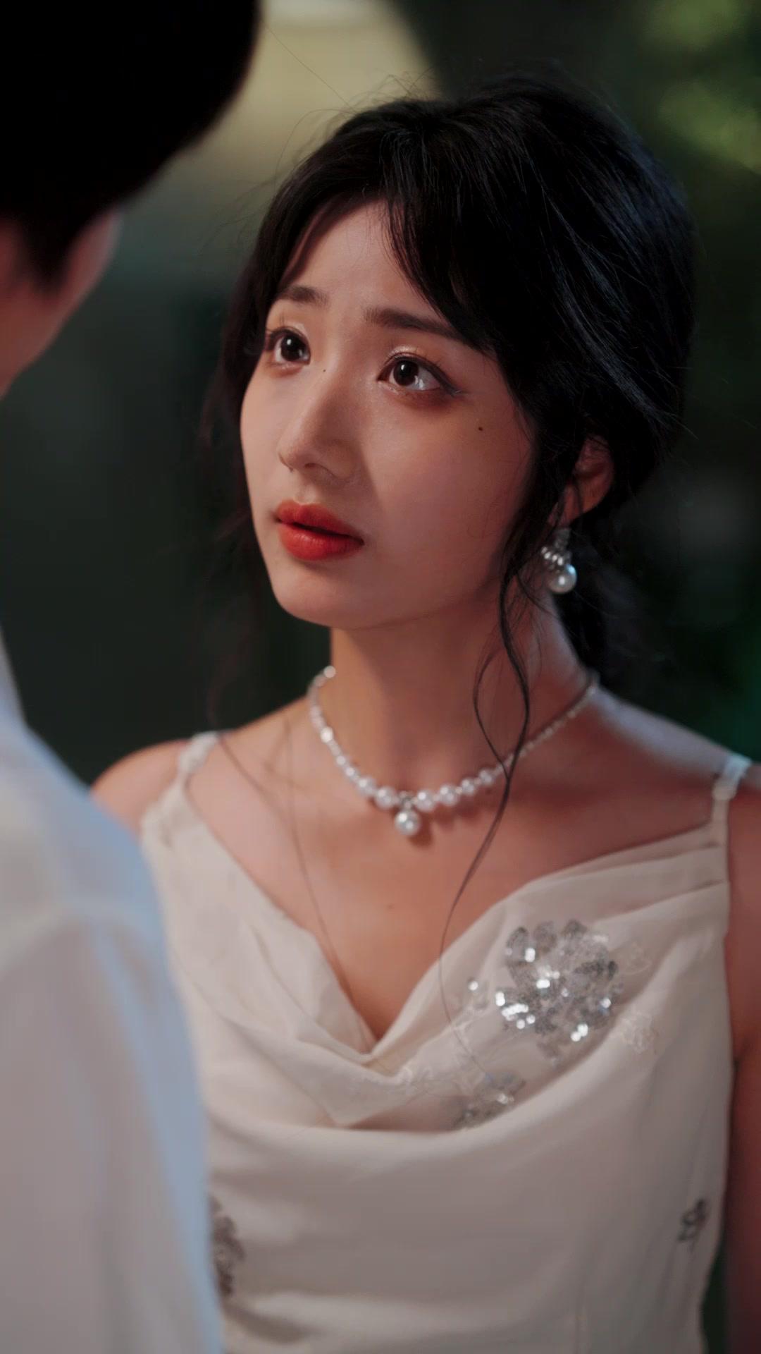 Kenari Di Dahan Tertinggi