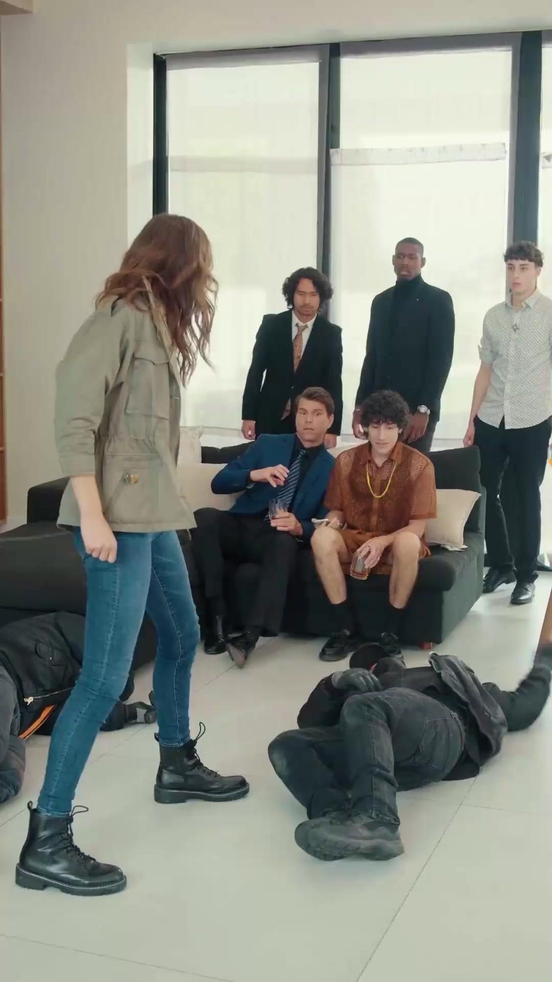 (Doblado)Mi mamá es agente de élite