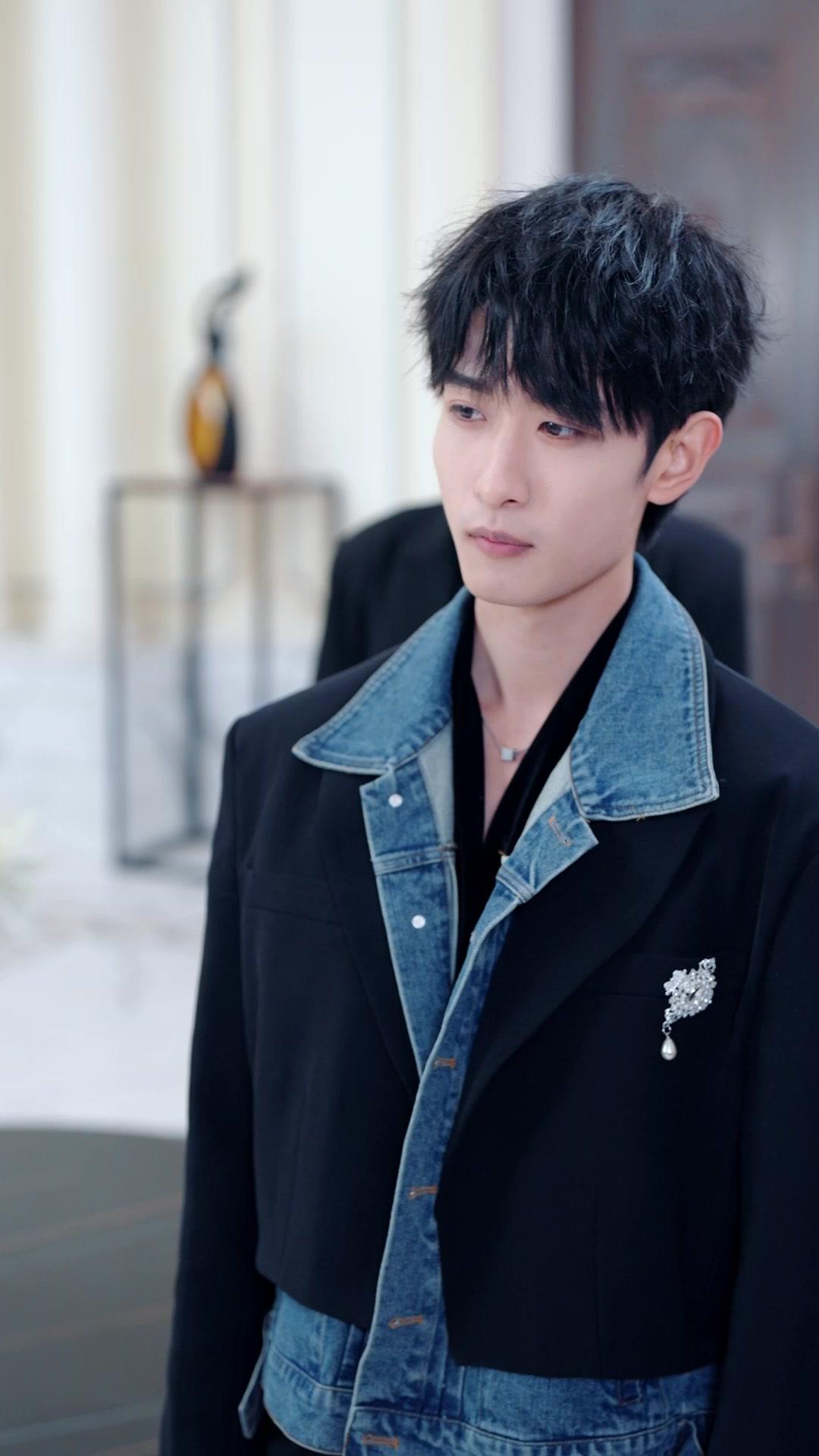 FAUSSE ET VRAIE, MAIN DANS LA MAIN