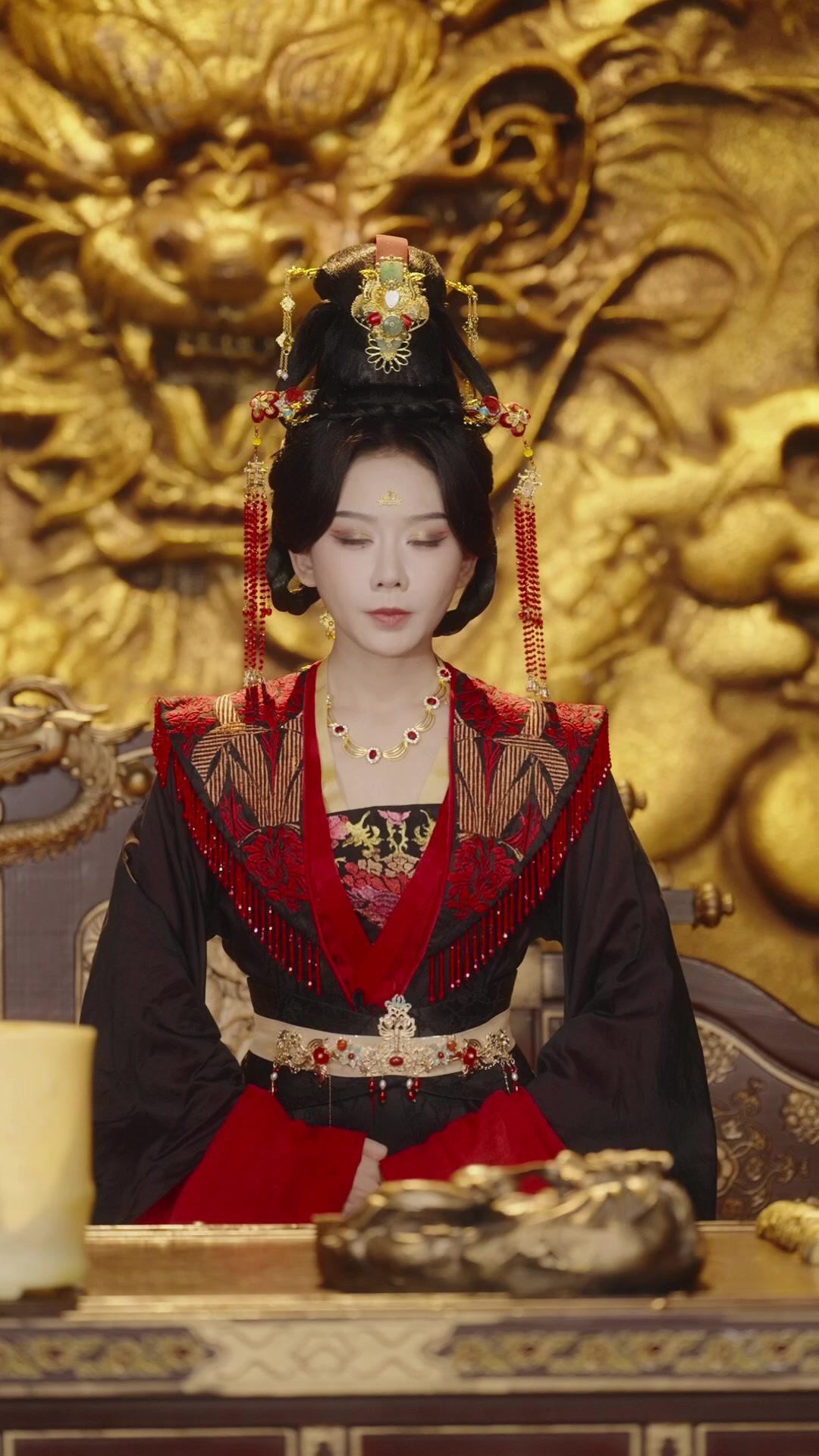 Regina Rinata: Fiamma della Vendetta