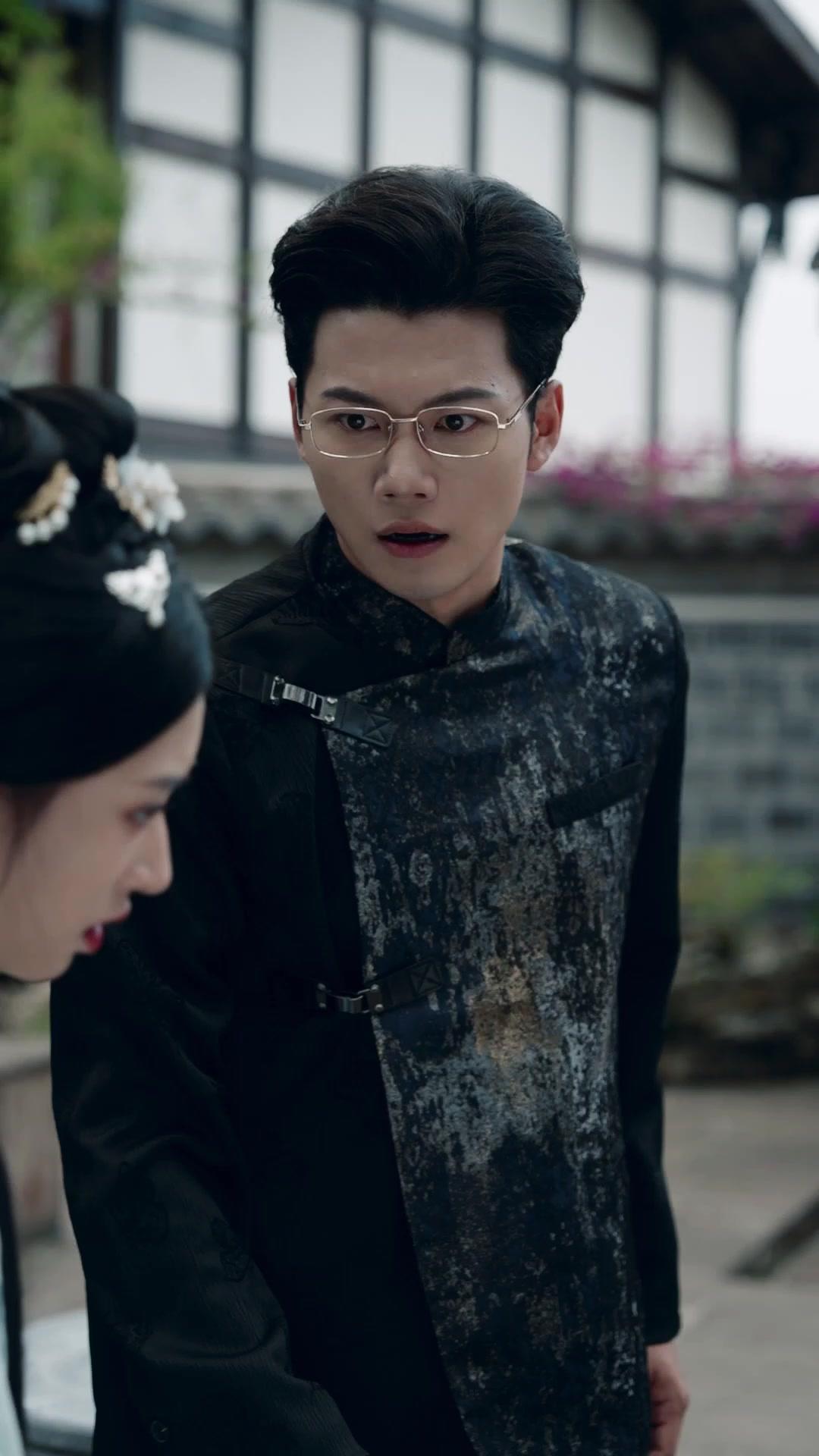 Kriegsheilige: Kronen aus Blut und Zeit