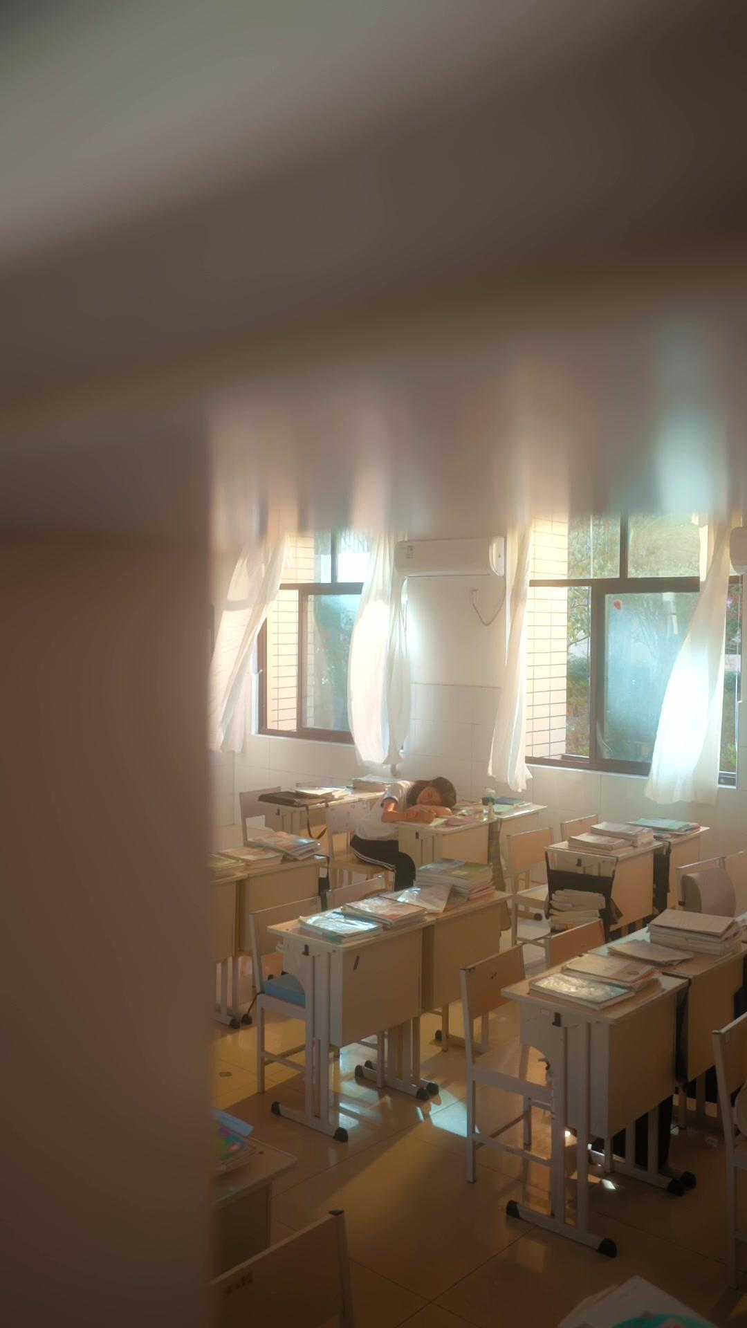 花束背後的男子