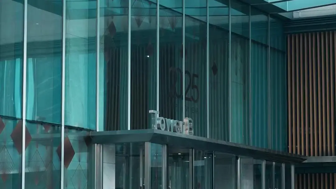 Betrayed in the Cold: When the Suitcase Was Empty and the Truth Was Full