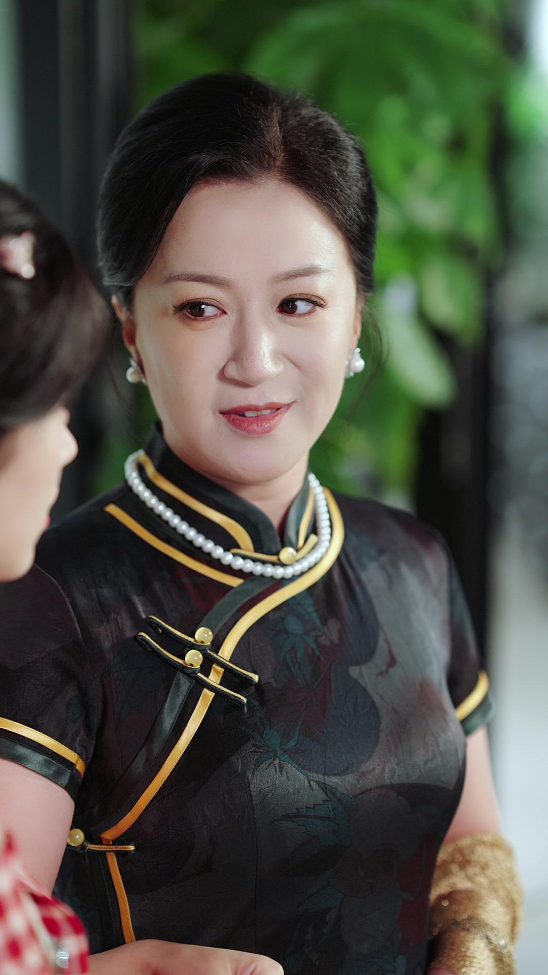 Help! My Reborn Queen Needs My Favor!