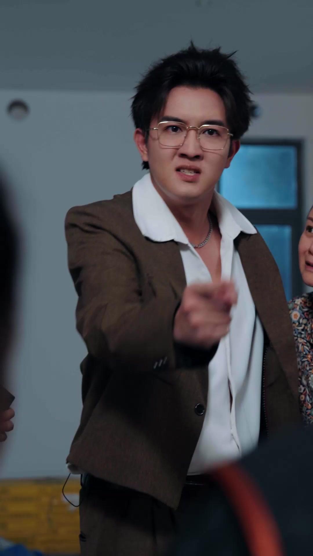 Phoenix Man vs. Billionaire Queen: Downfall