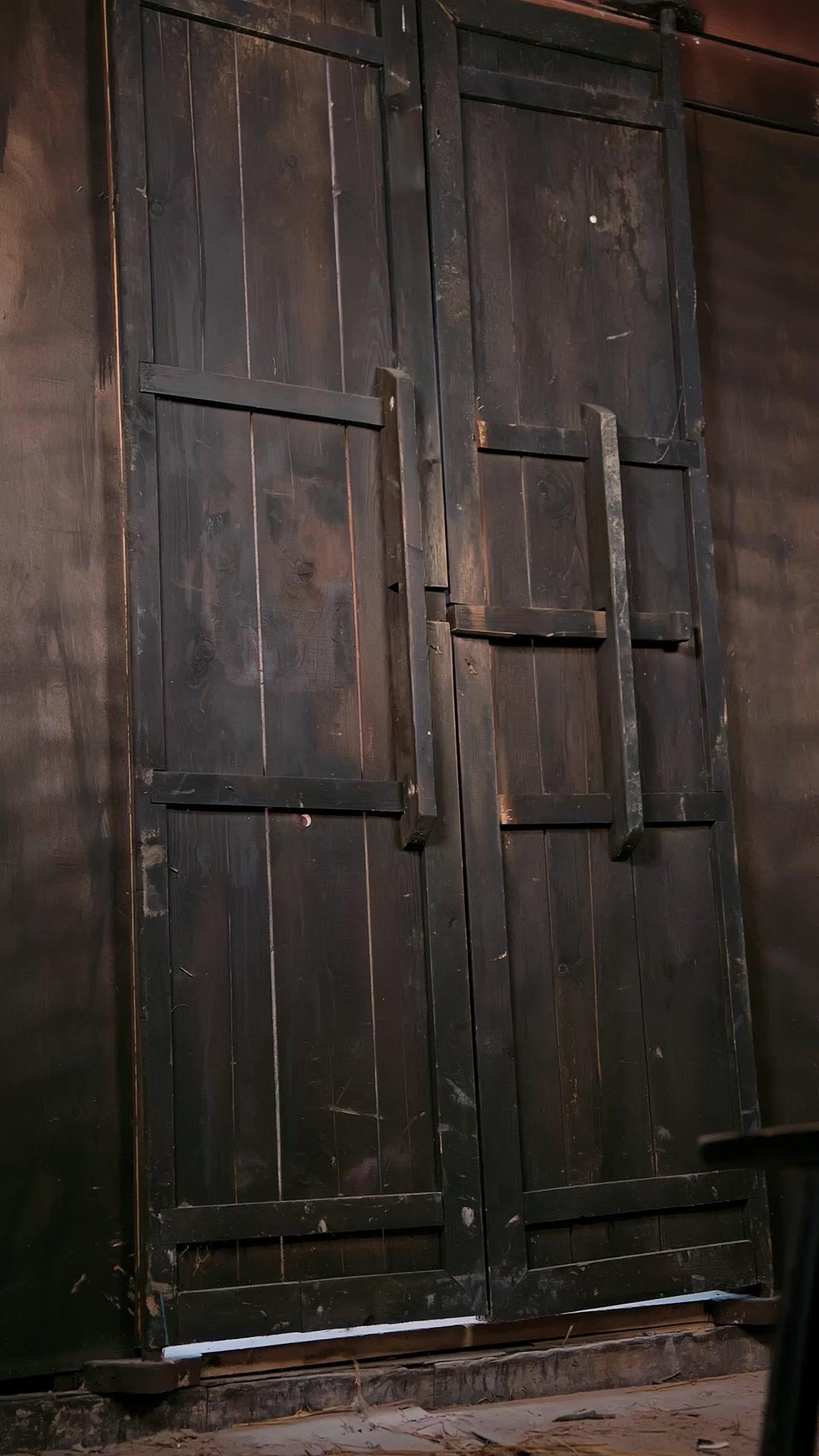 UNE FLEUR NAÎT DES PLEURS