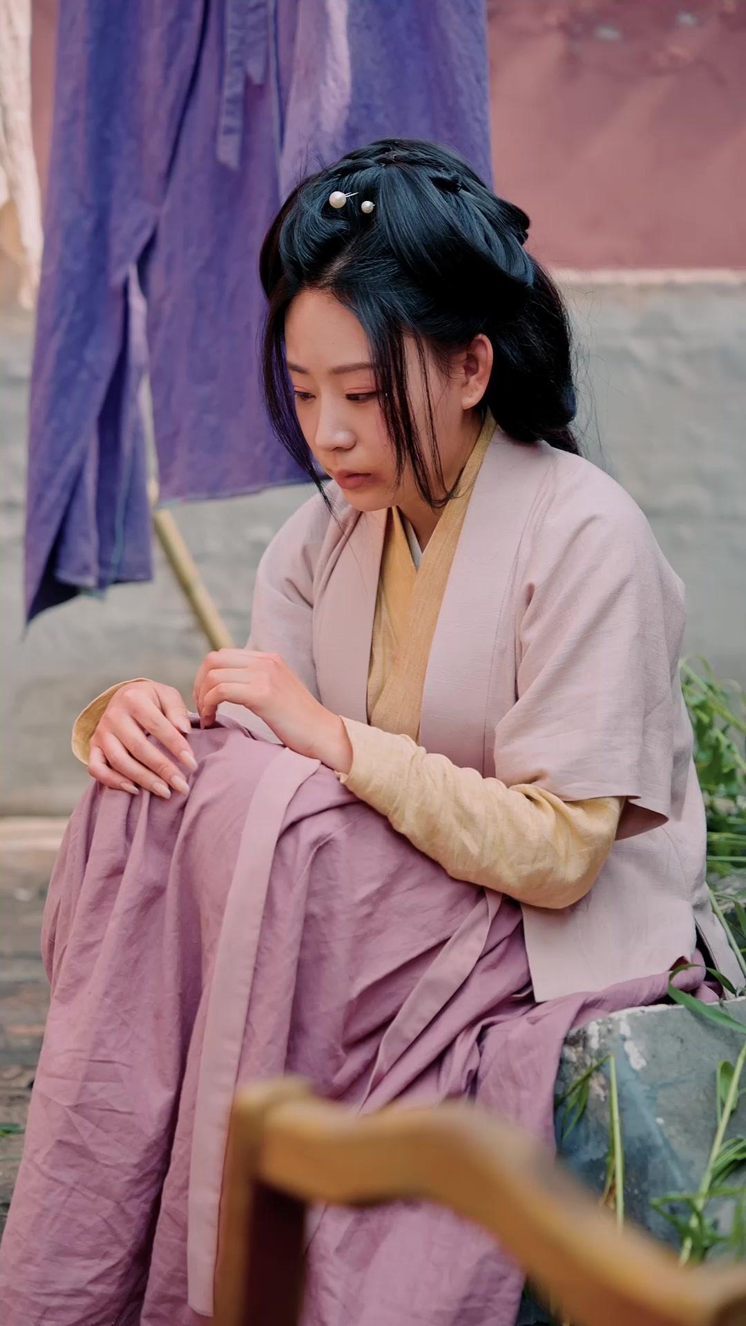 UNE FLEUR NAÎT DES PLEURS