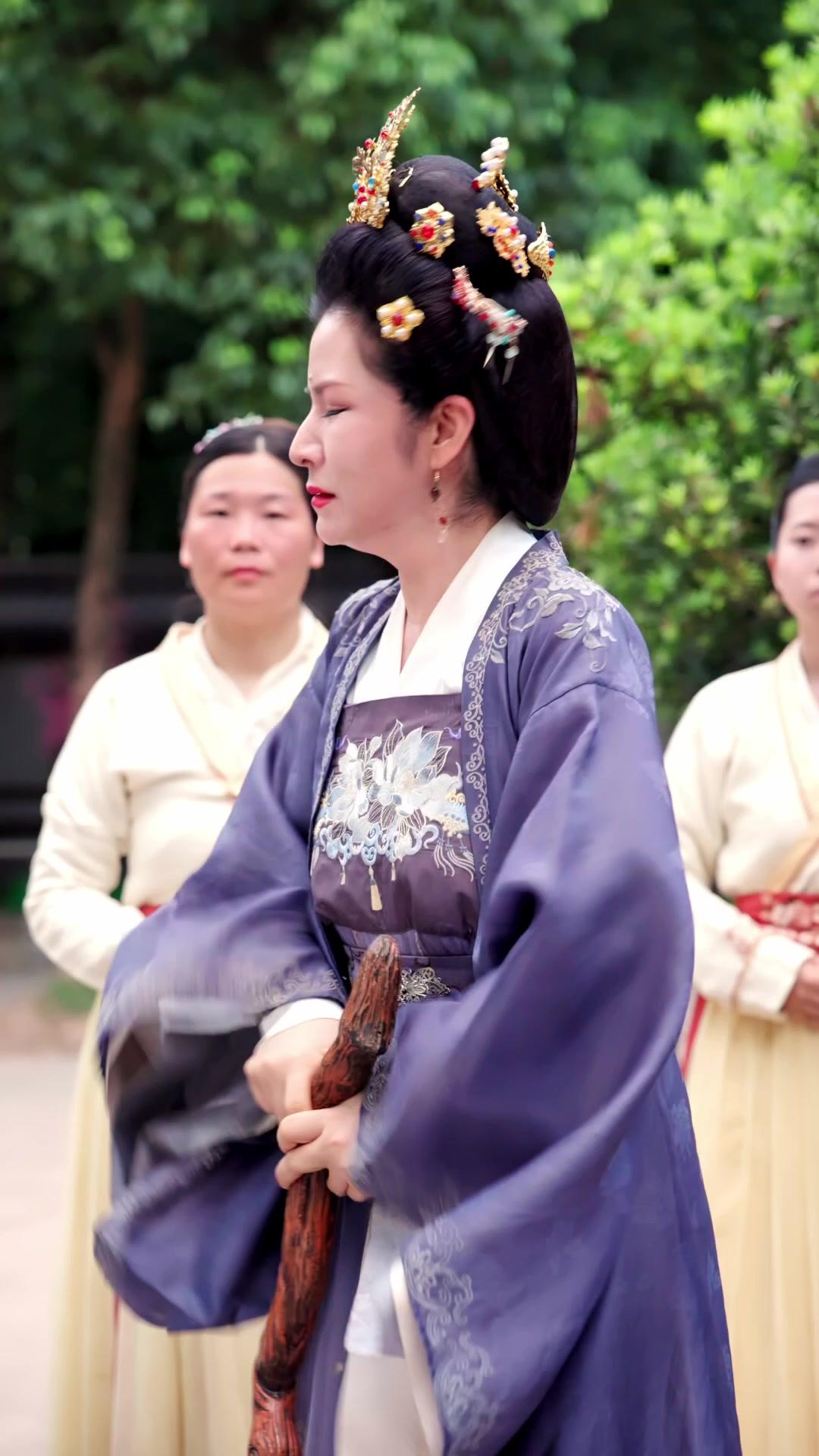 Bangkit Kembali, Menolak Jadi Istri Baik