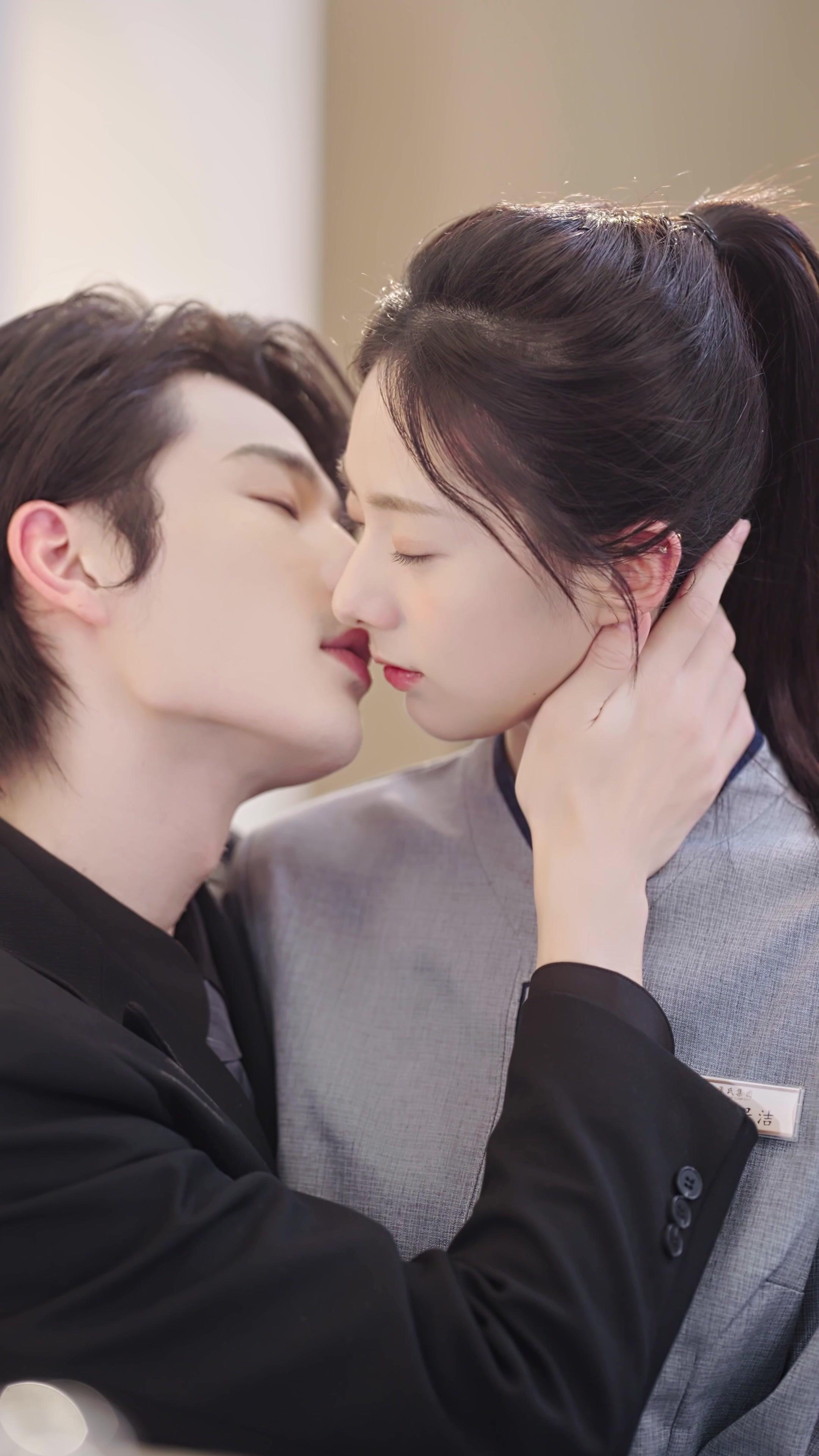 一閃而婚：億萬老公站起來了