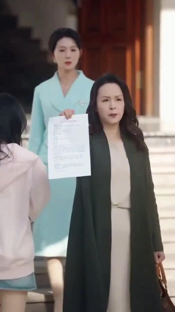 (Dubbed) Ready for a show? Cue the Mama Lawyer!