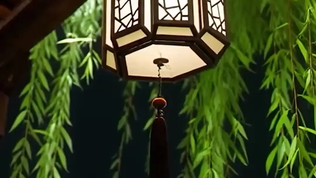 (Doblado) El guerrero divino perdido: La danza de las espadas y el susurro del abanico