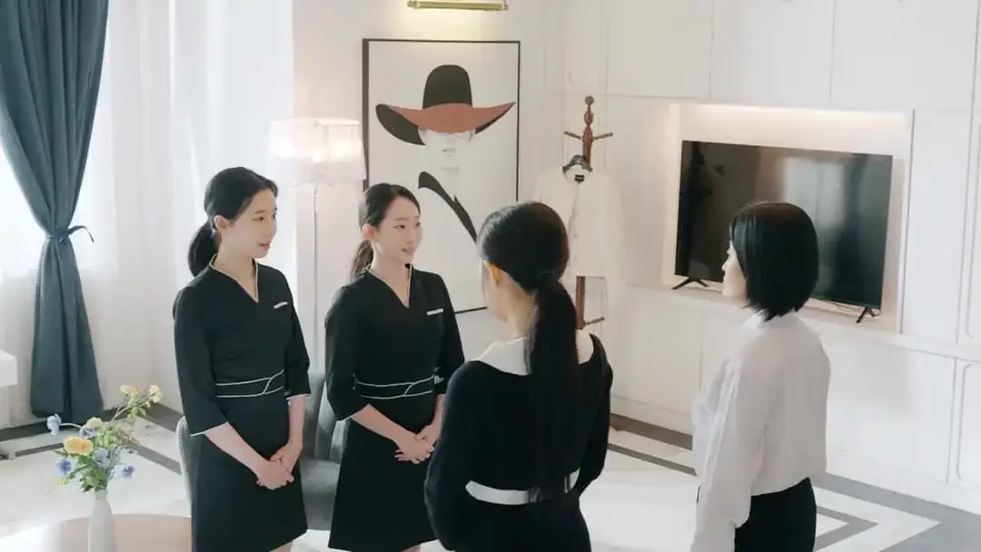 Giấc Mộng Hào Môn: Những Nụ Cười Giấu Đằng Sau Áo Đen