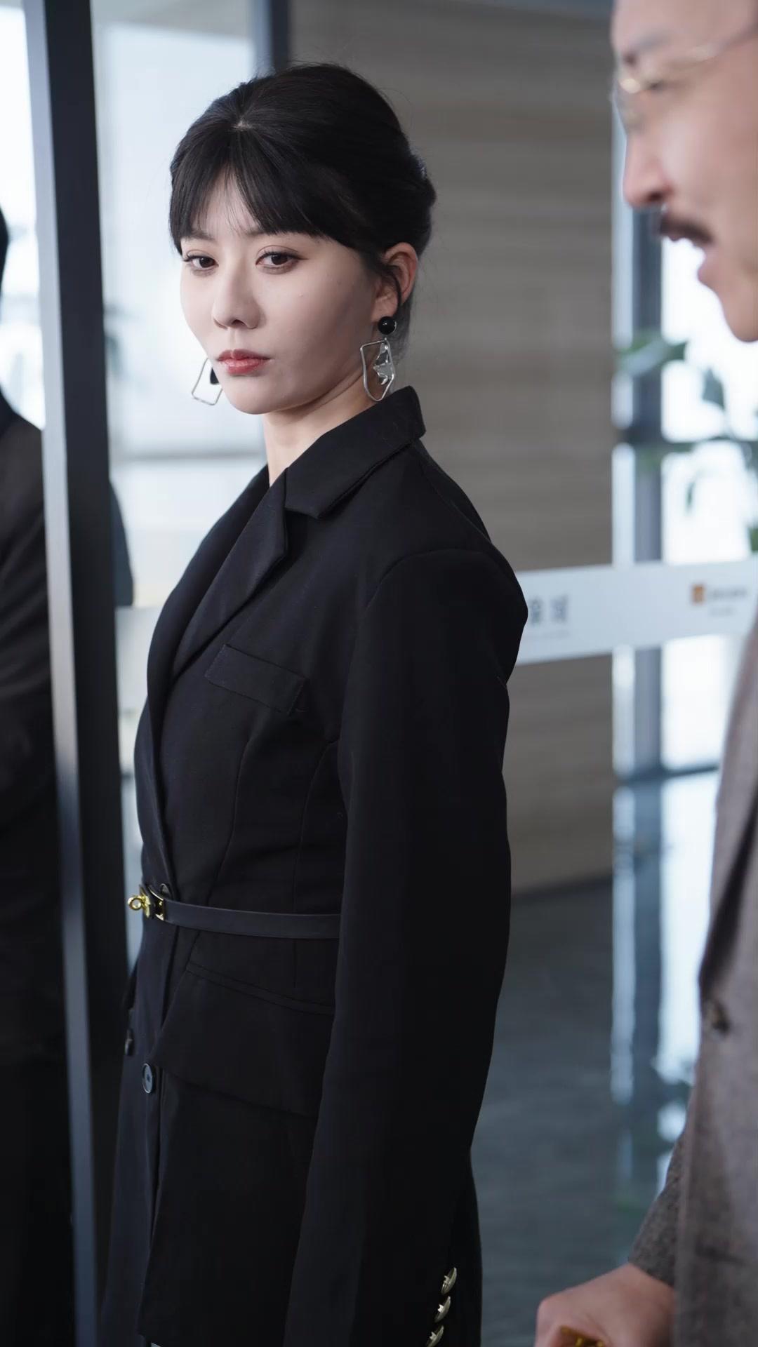 D'AMANT SECRET À PDG À LA MAIN DE FER