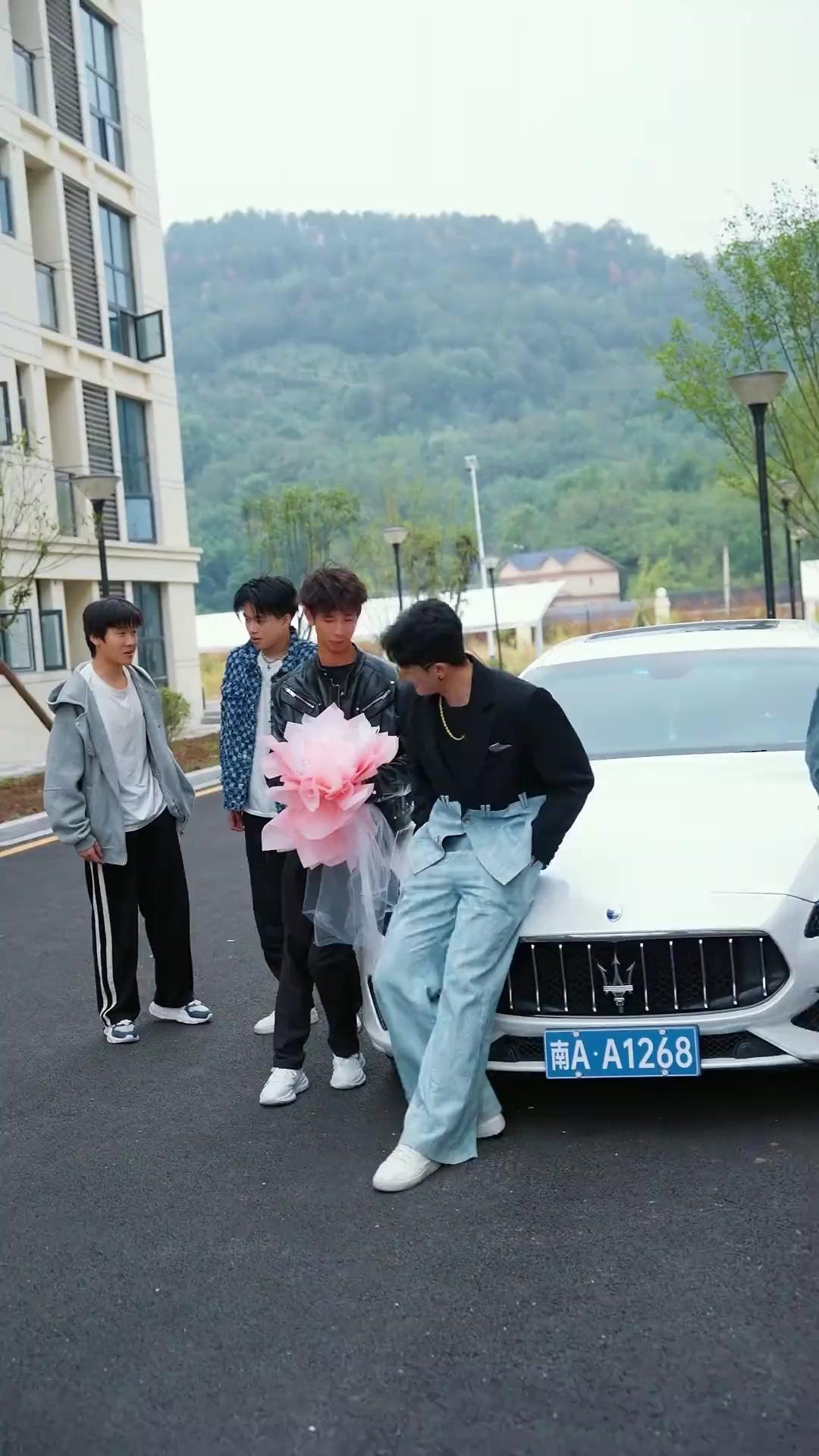 LA BELLE ET LE GARDE