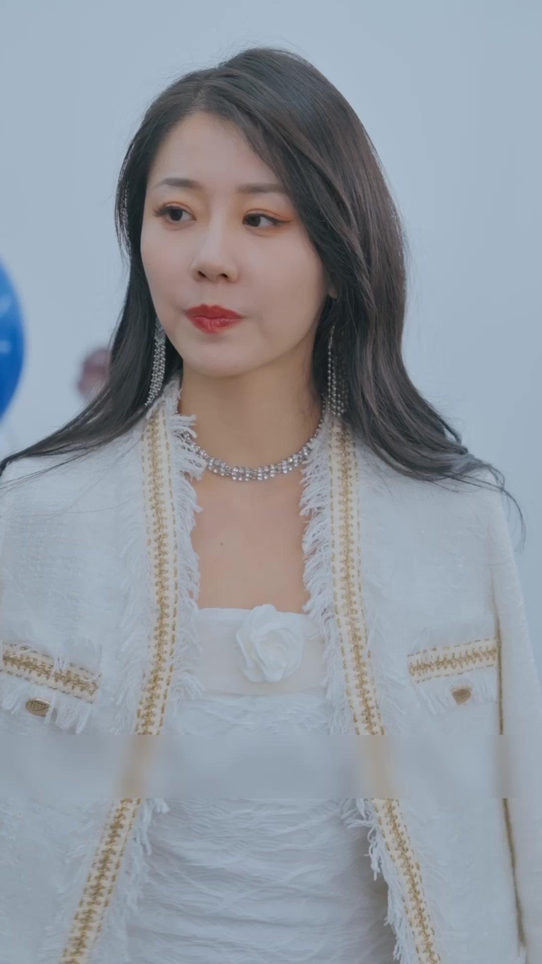 Istri Bos Bosan, Mulai Kerja Hari Ini