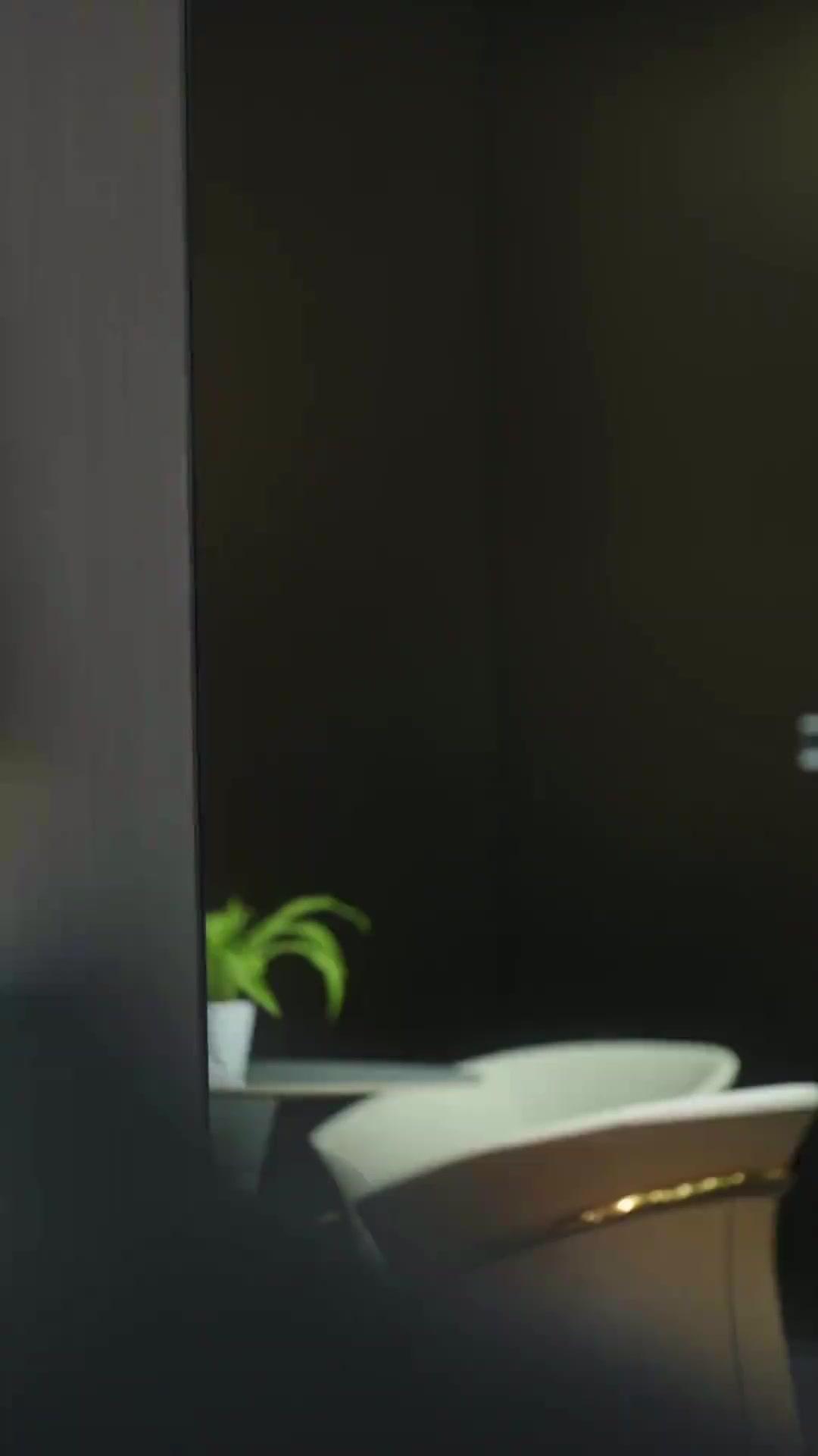 DERRIÈRE SA DOUCEUR, UN MARI POSSESSIF