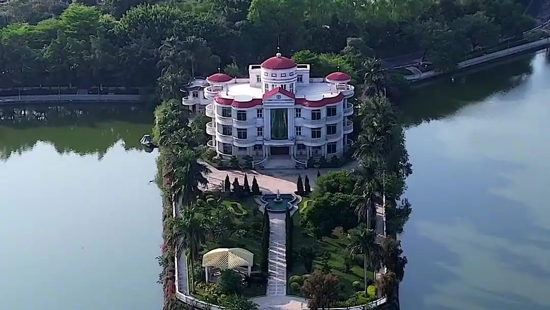 The Distance Between Cloud And Sea: Where Elegance Masks Emotional Collapse