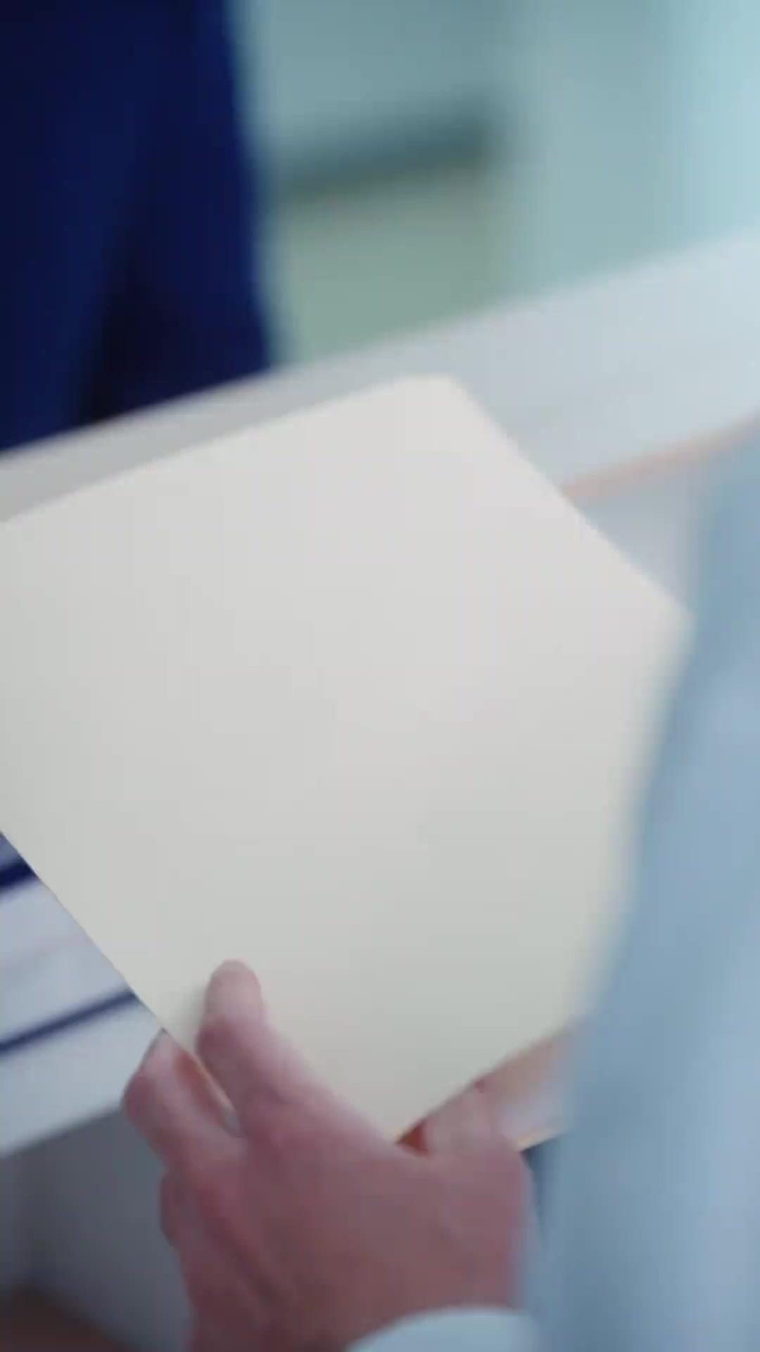 PIÉGÉE DANS TA CAGE DORÉE