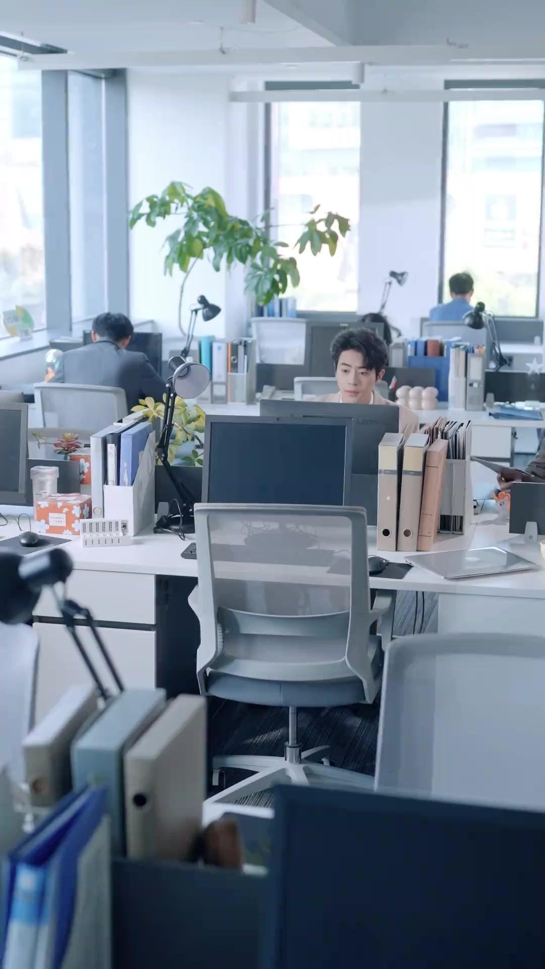 نور القمر يُلوِّن ليل الربيع