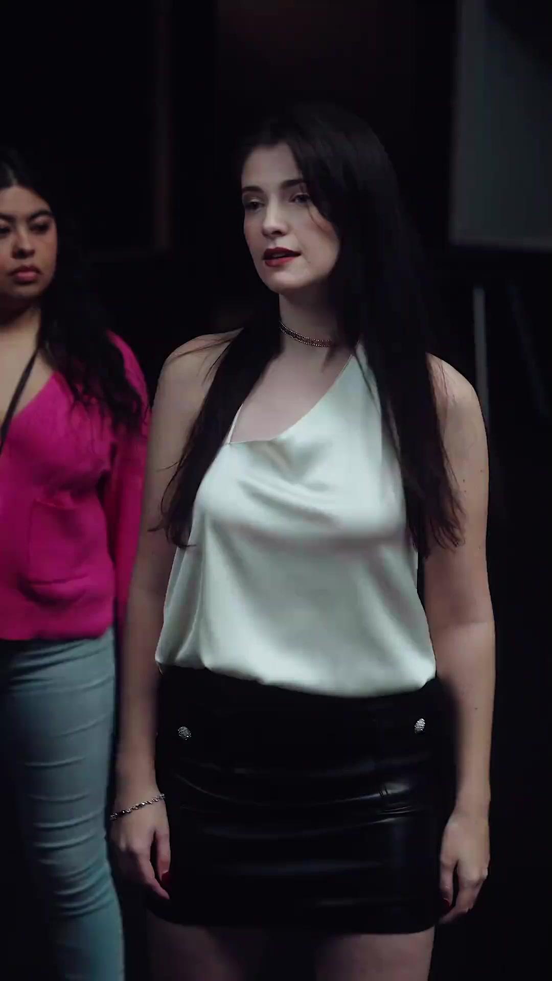 (Dublagem)A Coroa Além do Túmulo