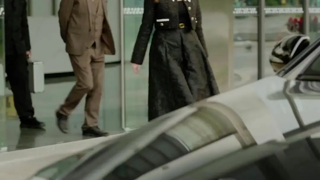 The Double Life of My Ex: The Moment a Bow Collar Trembled